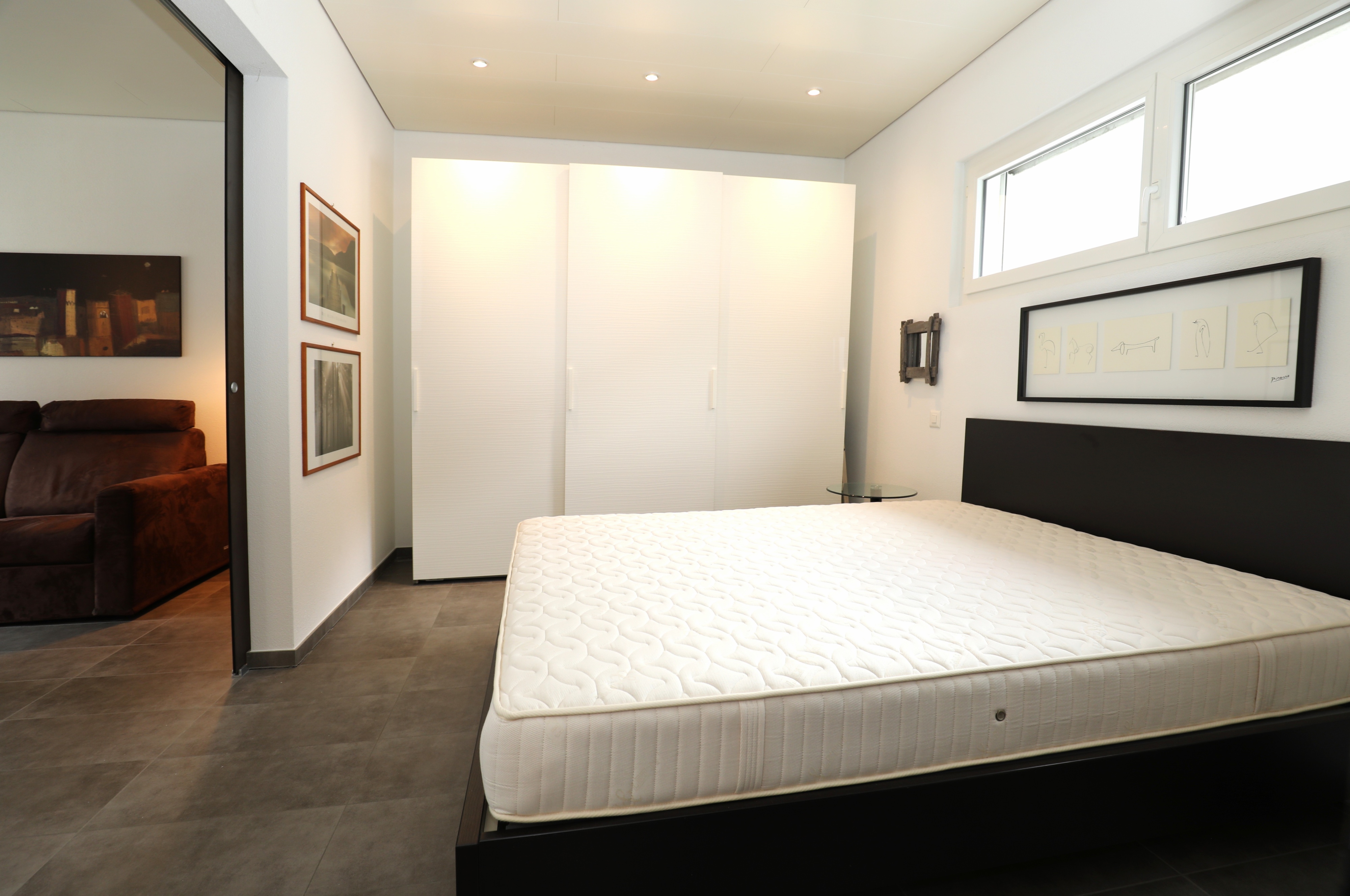 Modernes Schlafzimmer mit angrenzendem Wohnbereich