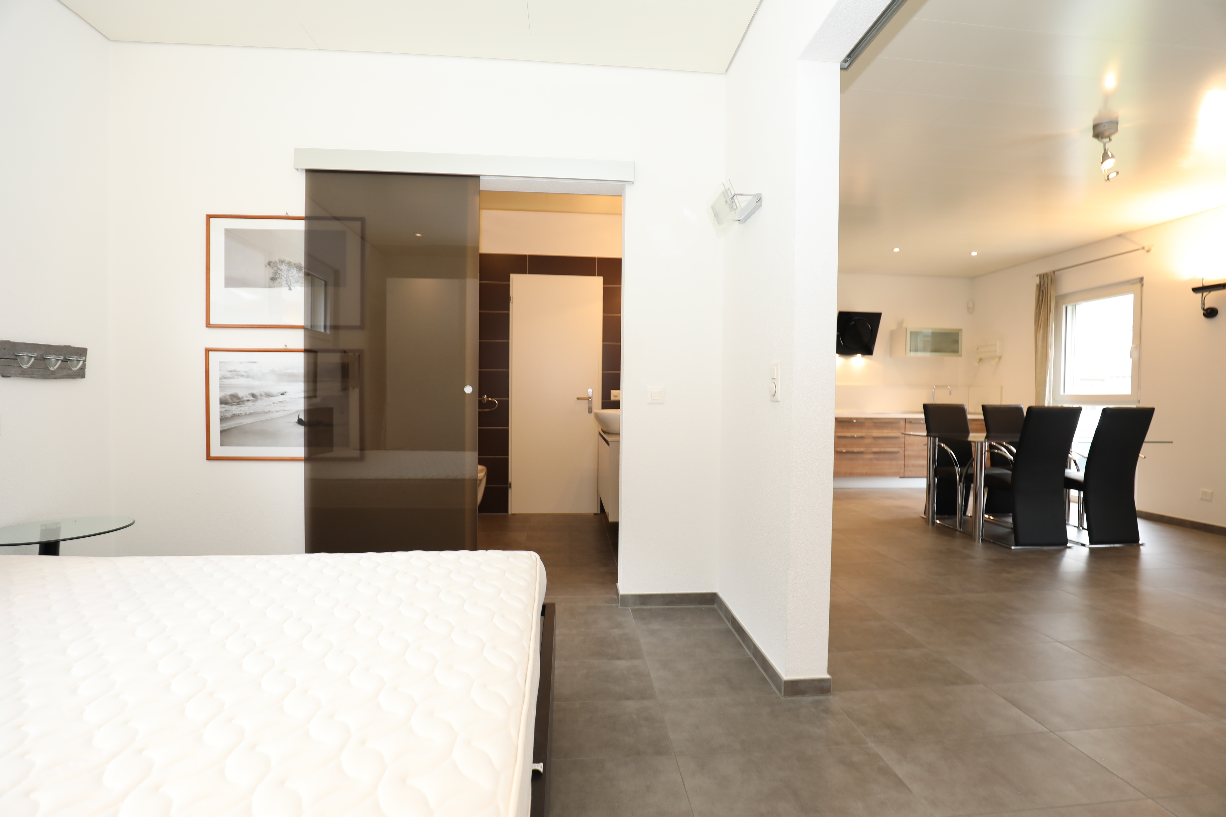 Modernes Schlafzimmer mit offener Bad- und Wohnbereich-Anbindung