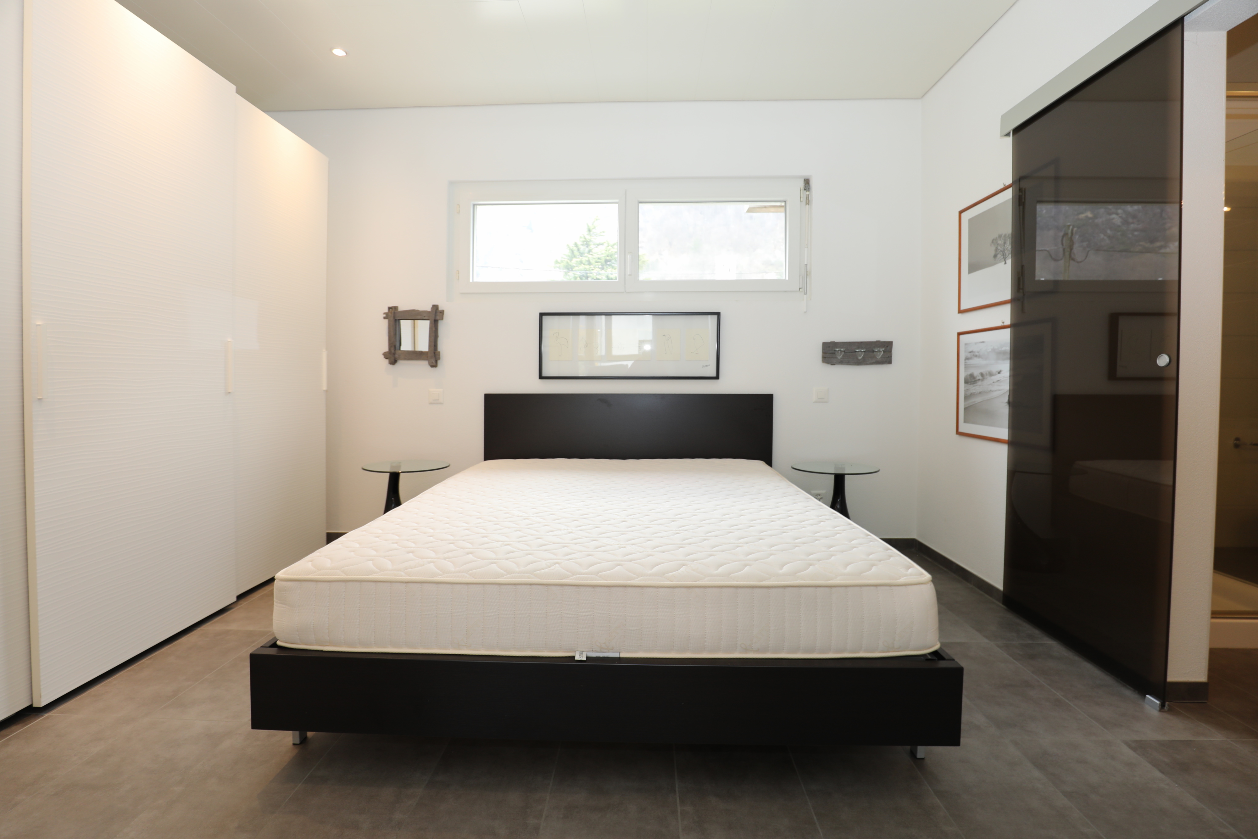 Modernes Schlafzimmer mit Einzelbett und Schrankwand