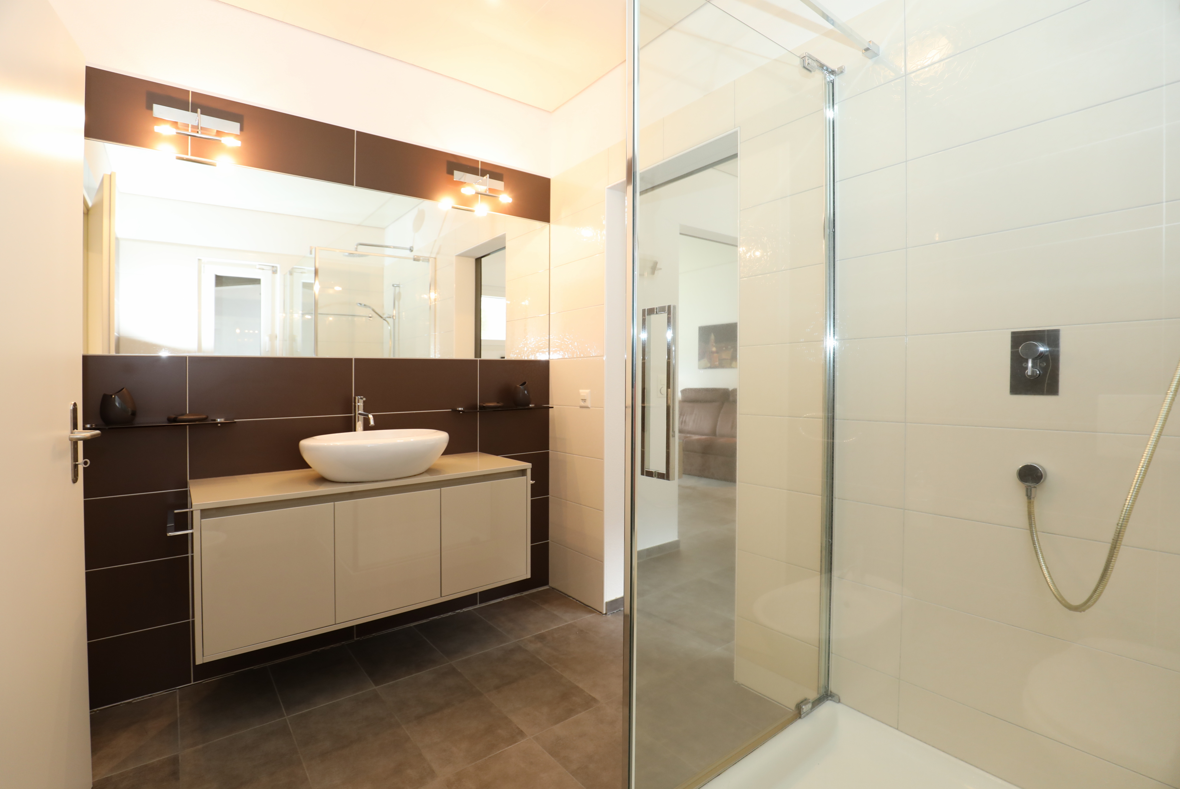 Modernes Badezimmer mit Dusche und Waschtisch