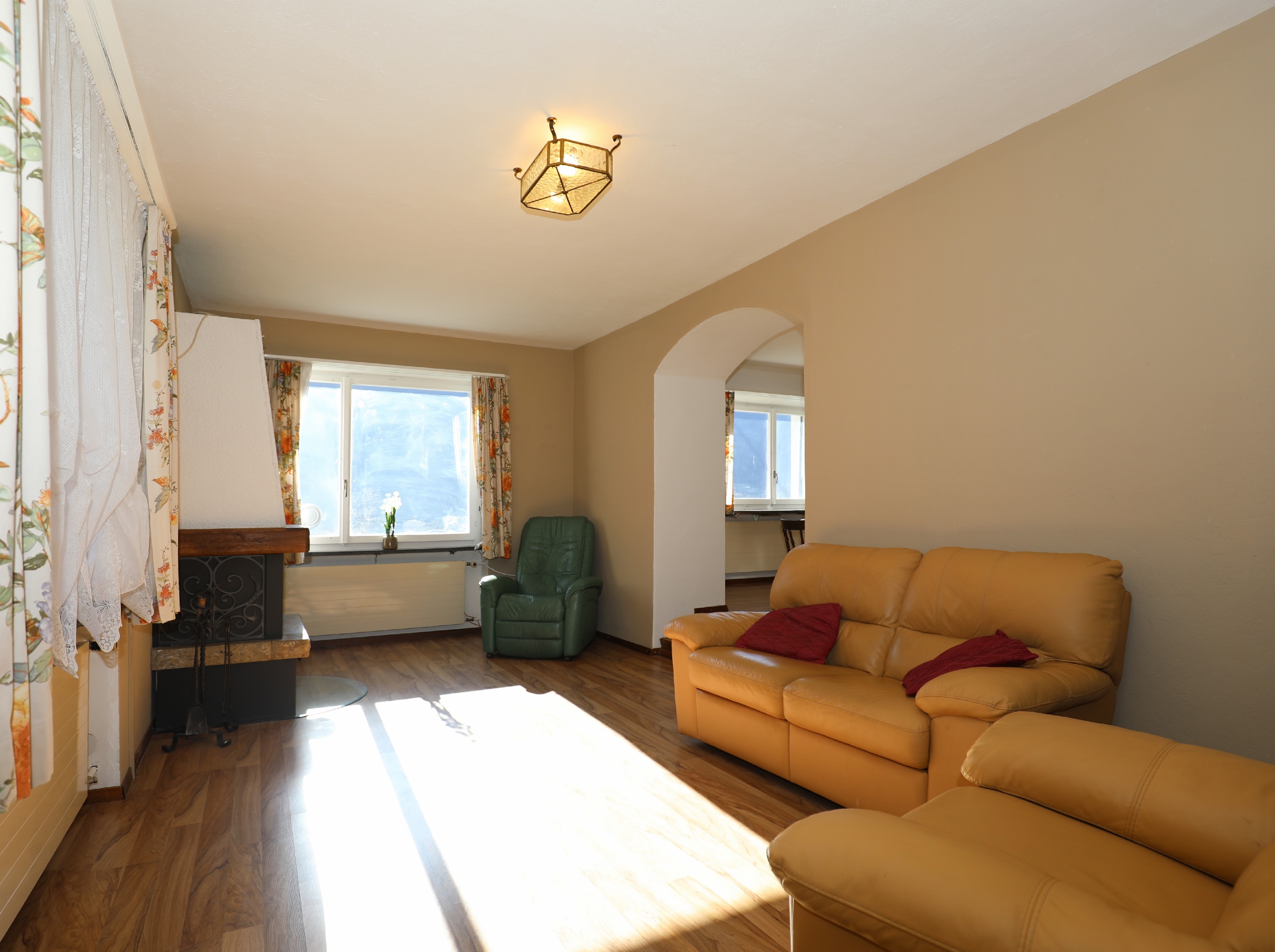 Wohnzimmer mit Kamin und Sofa