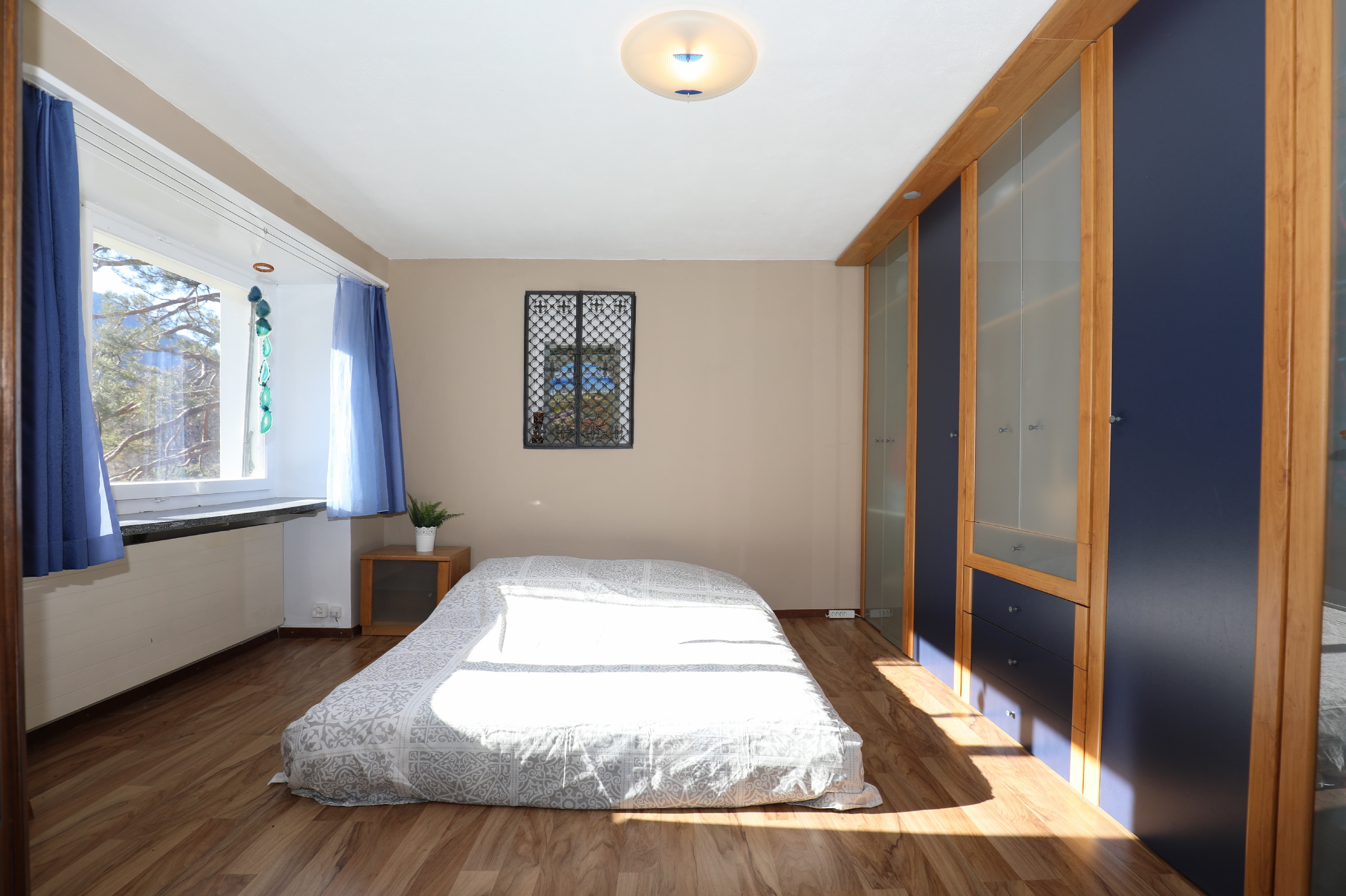 Helles Schlafzimmer mit Einbauschrank