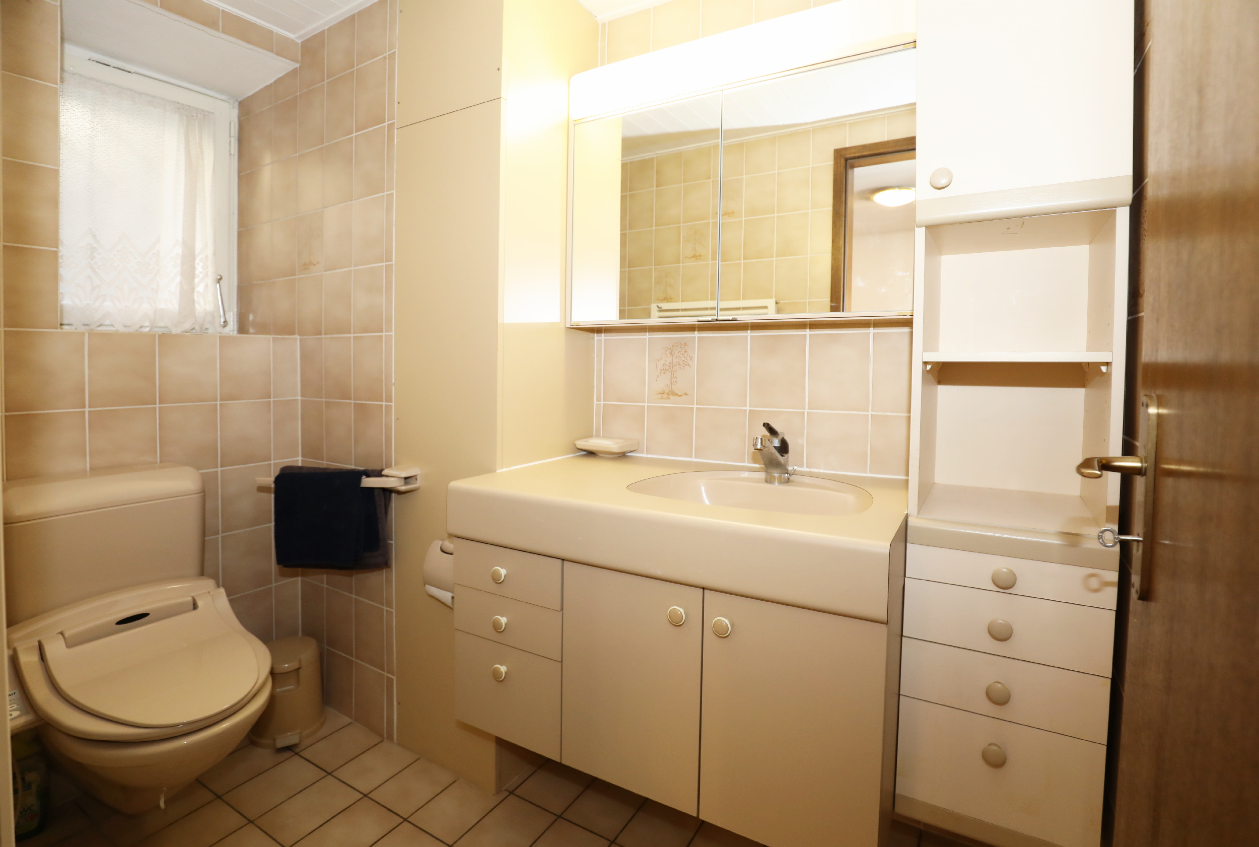 Kleines Badezimmer mit WC und Waschtisch