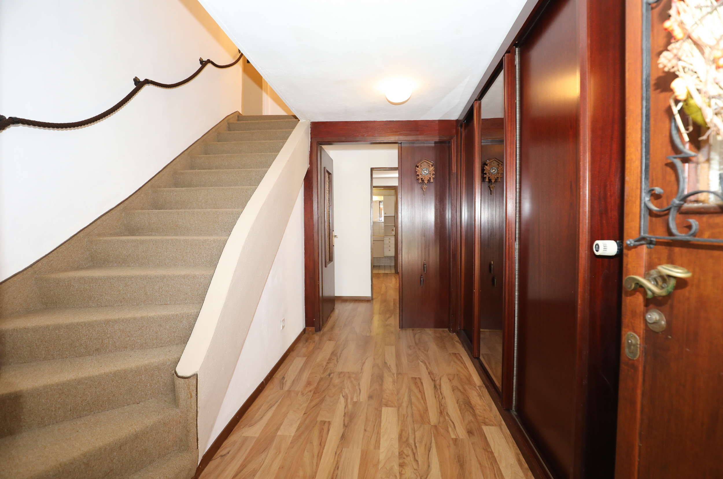 Flur mit Treppe und Einbauschränken