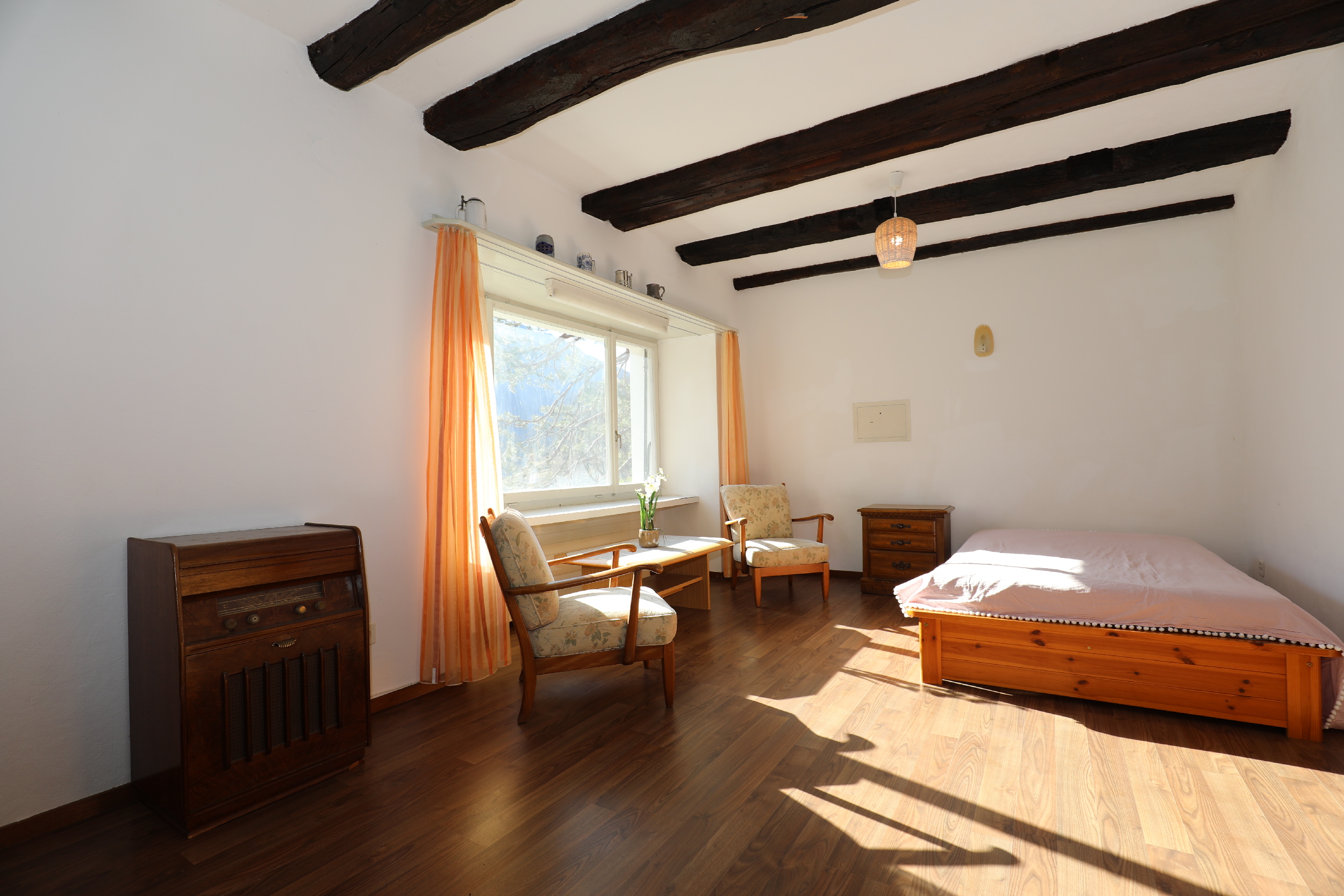 Helles Schlafzimmer mit Holzbalken