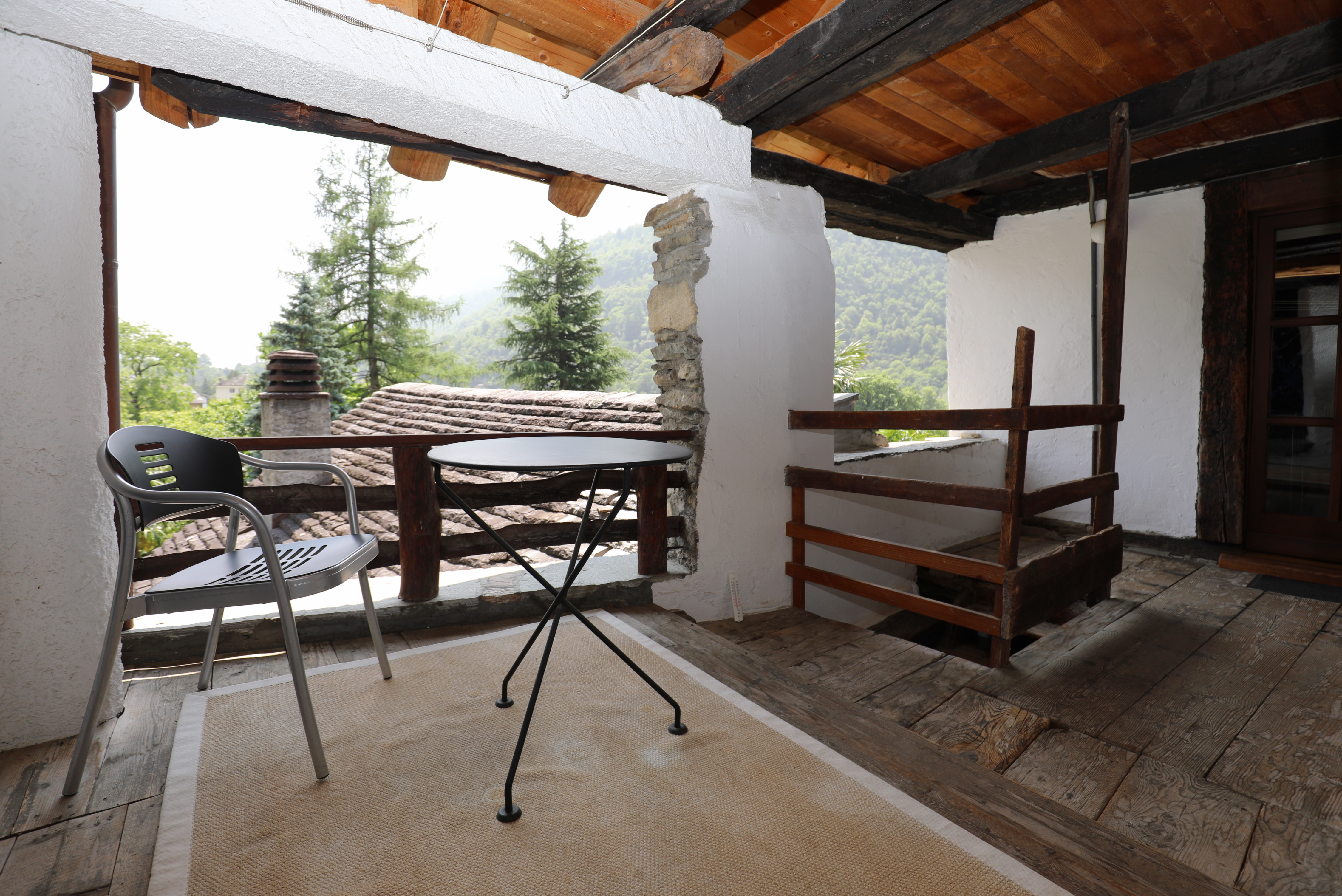 Rustikale Loggia mit Bergblick