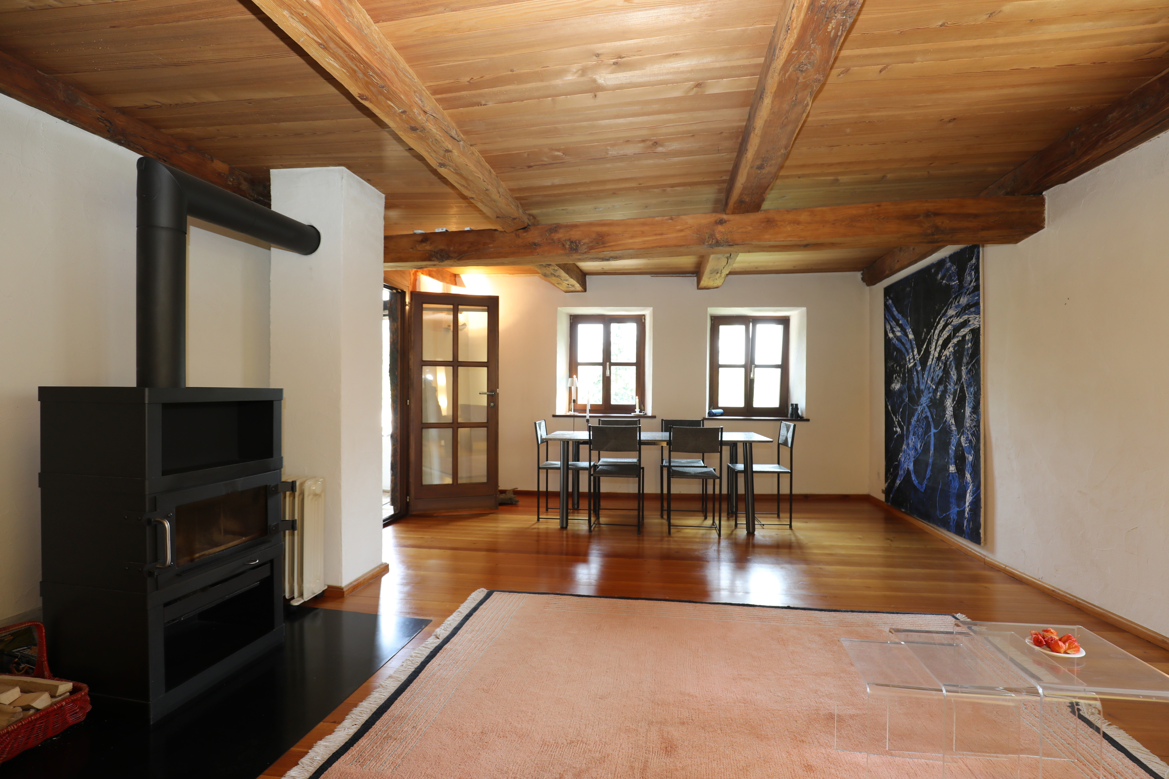 Gemütlicher Wohnraum mit Holzdecke und Kamin