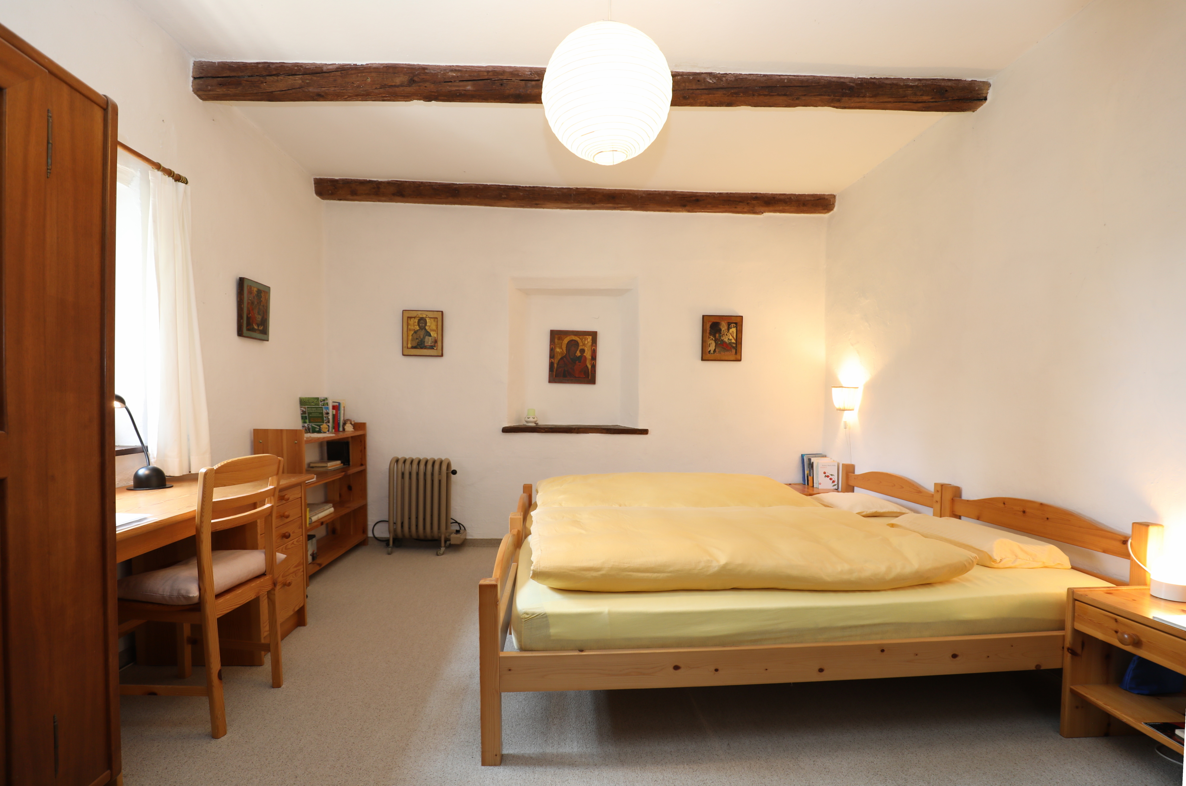 Gemütliches Schlafzimmer mit Holzmöbeln
