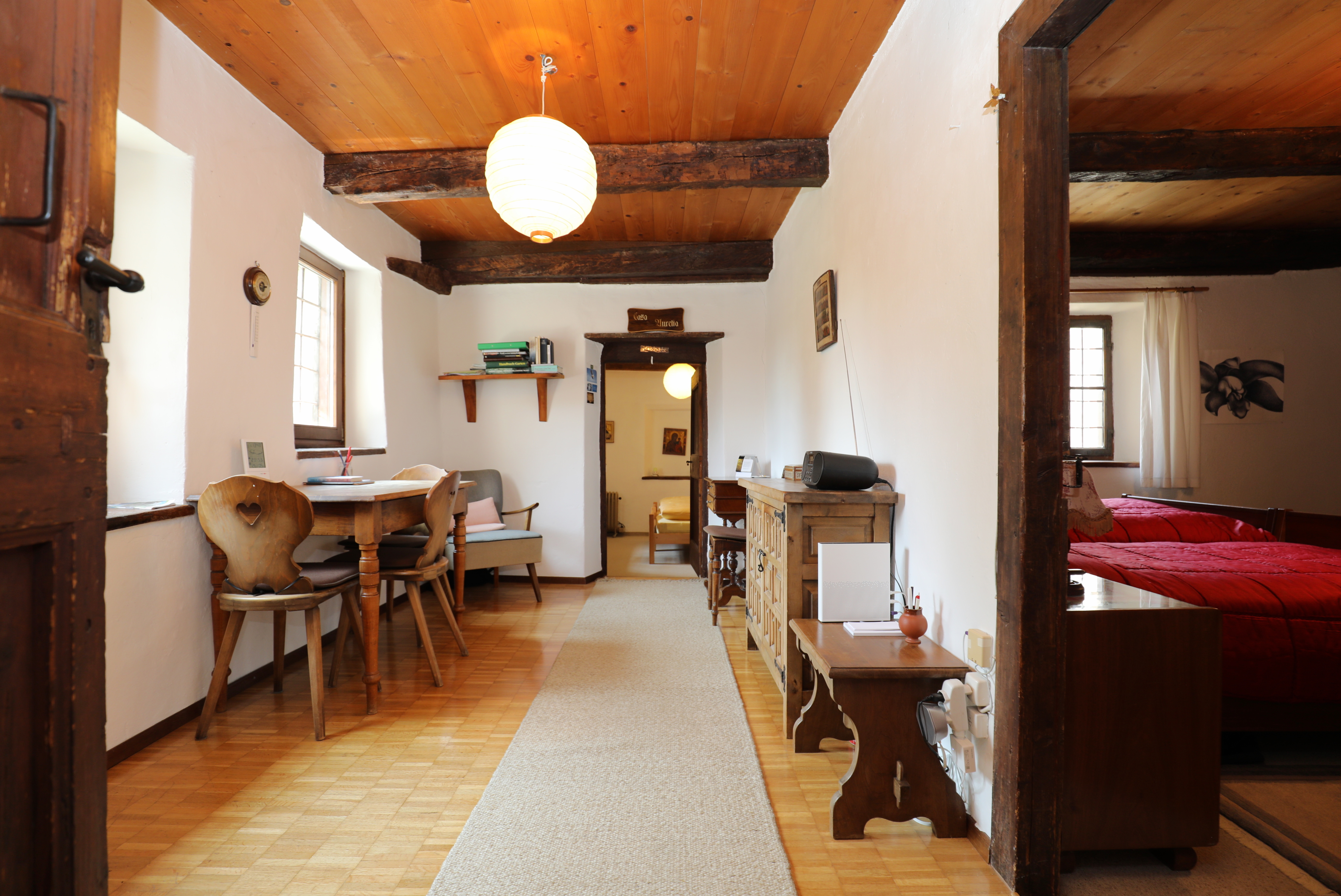 Rustikales Schlafzimmer mit Wohnbereich