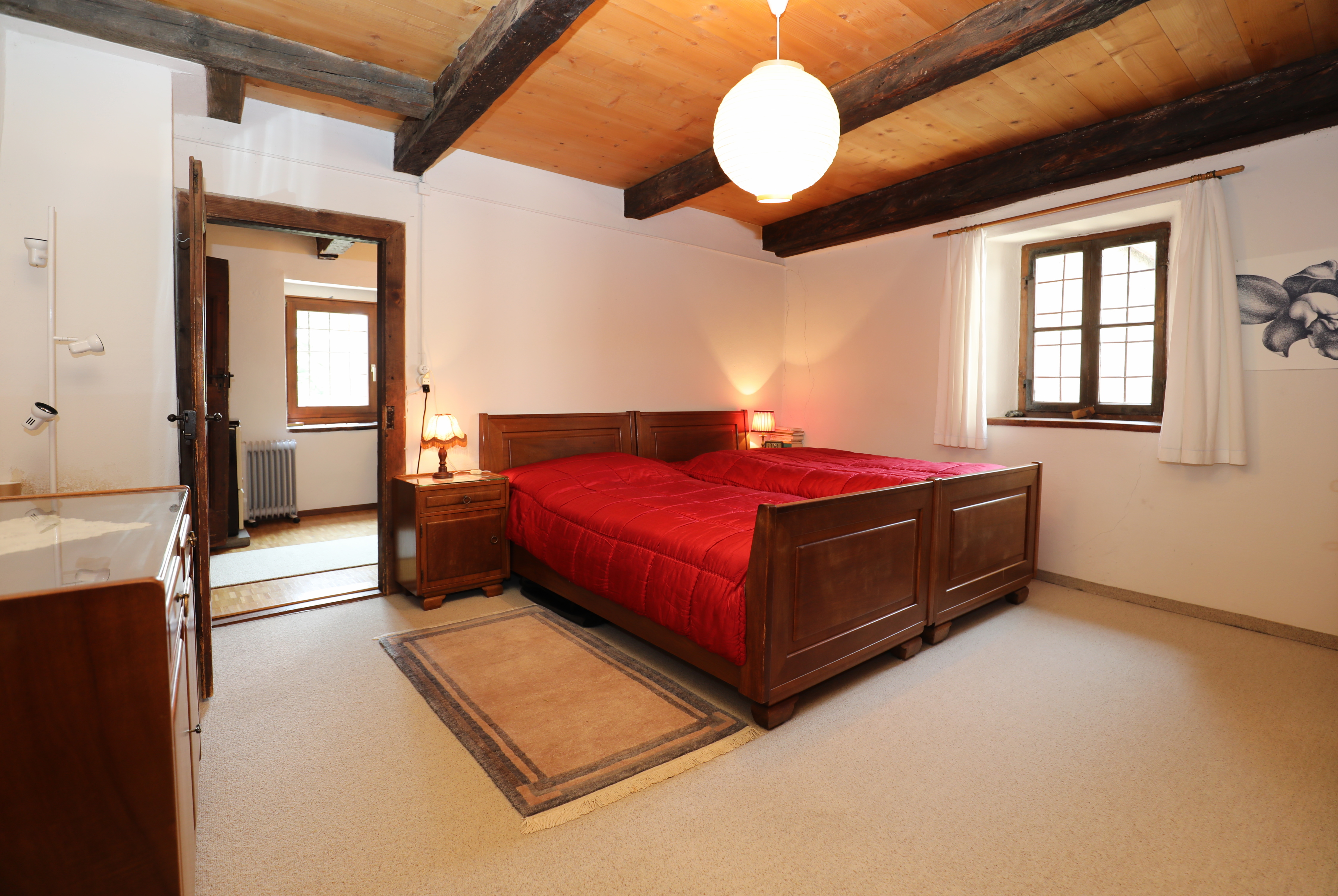 Rustikales Schlafzimmer mit Holzbalkendecke