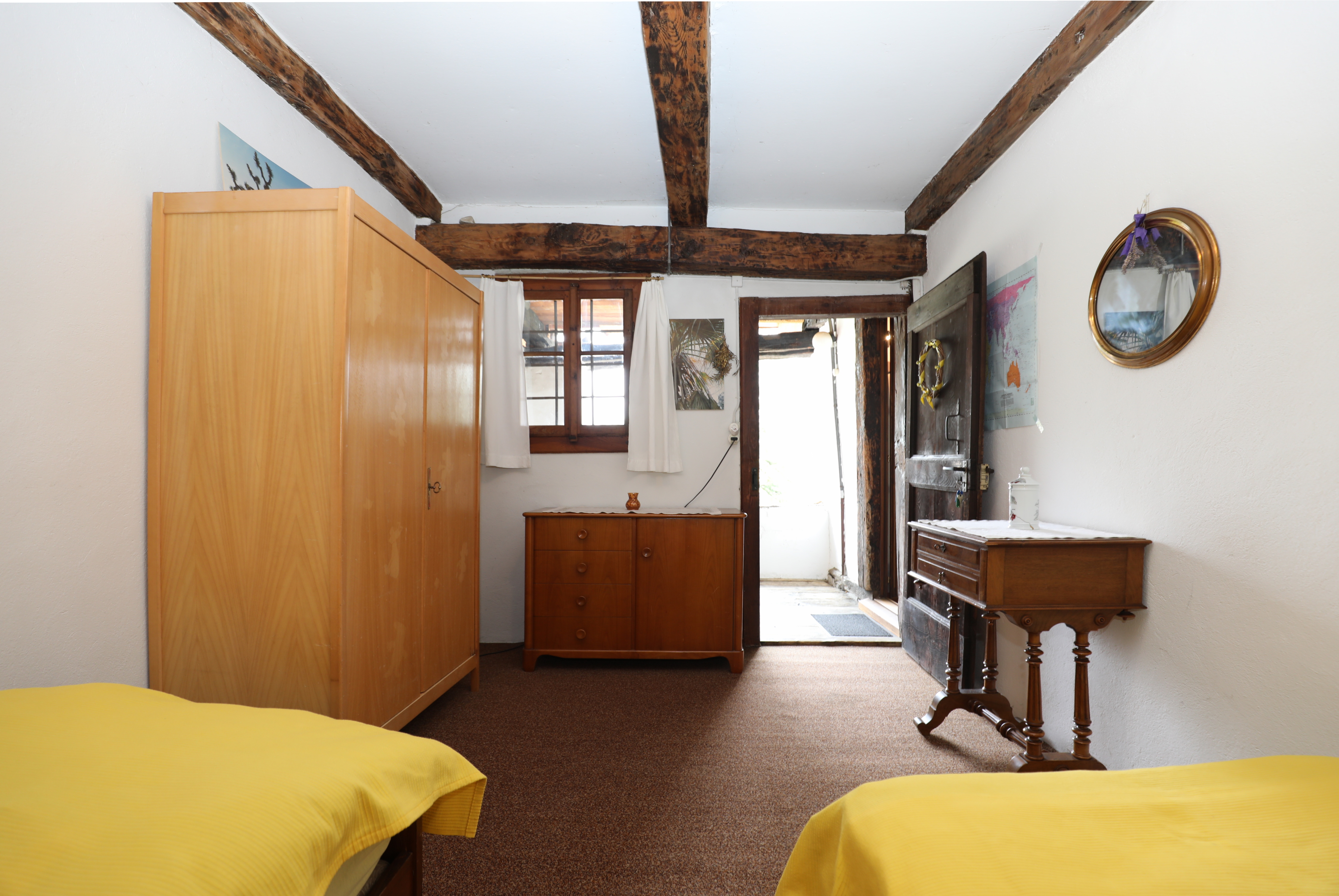 Rustikales Schlafzimmer mit sichtbaren Holzbalken
