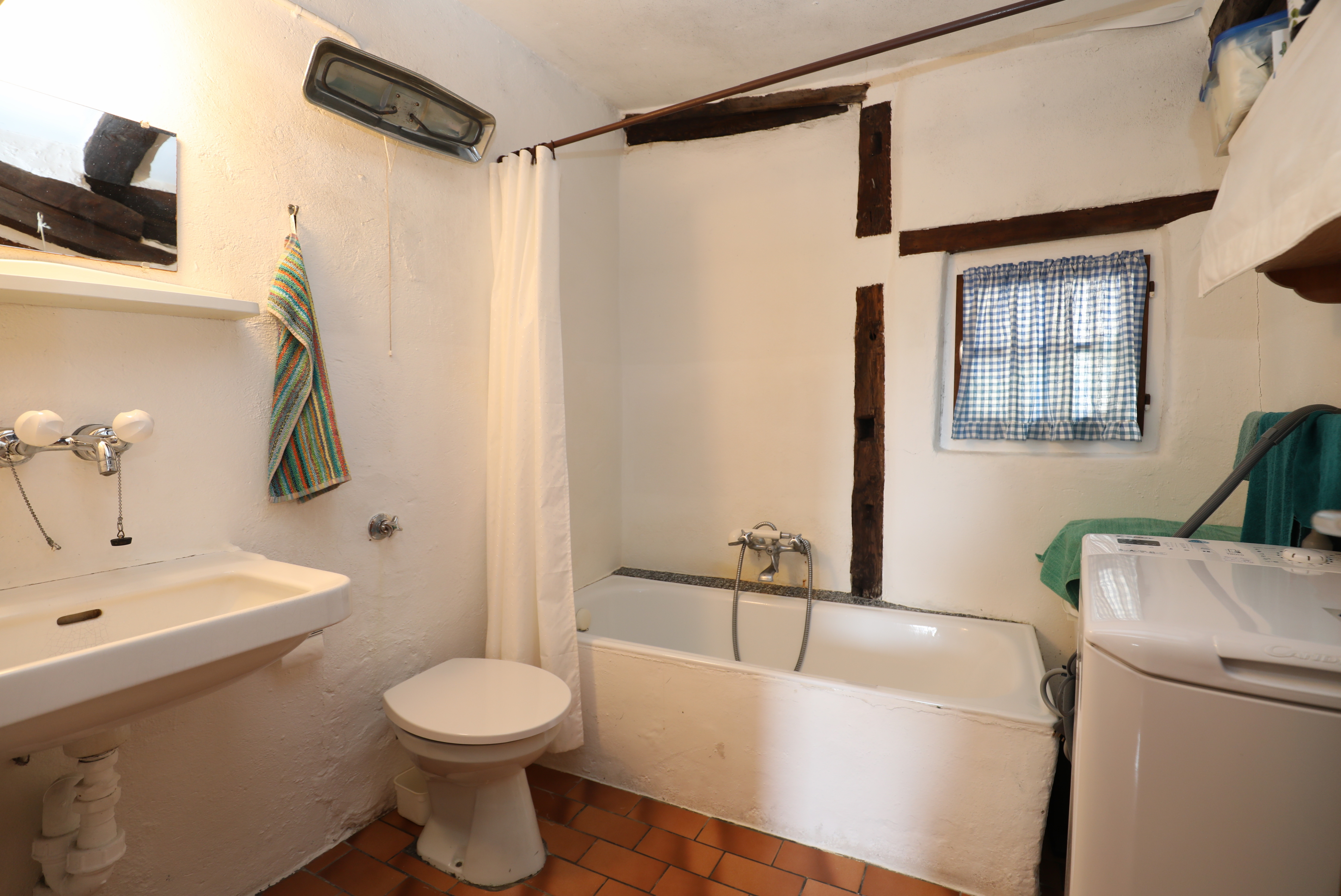 Kleines rustikales Badezimmer
