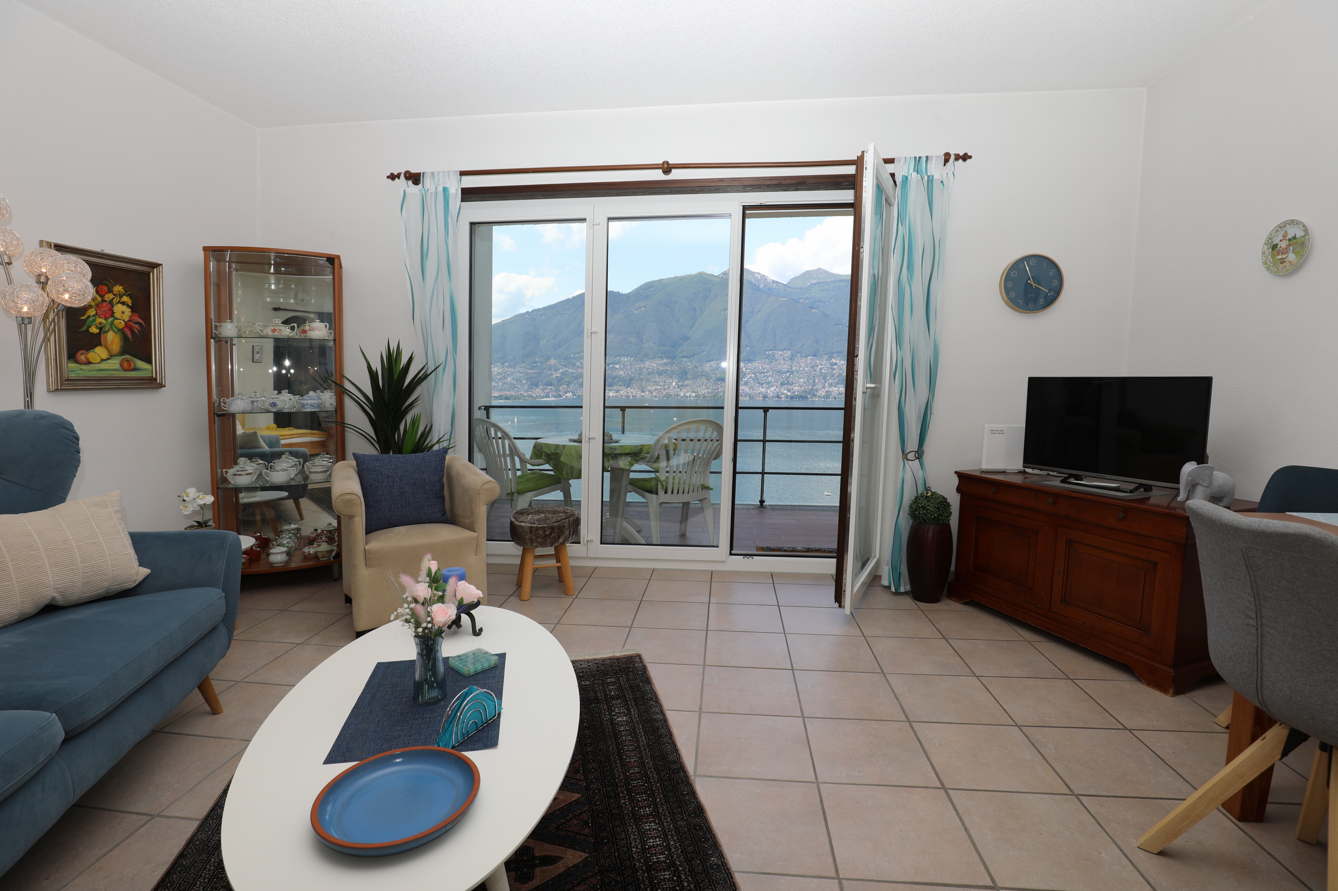 Wohnzimmer mit Seeblick und Bergpanorama