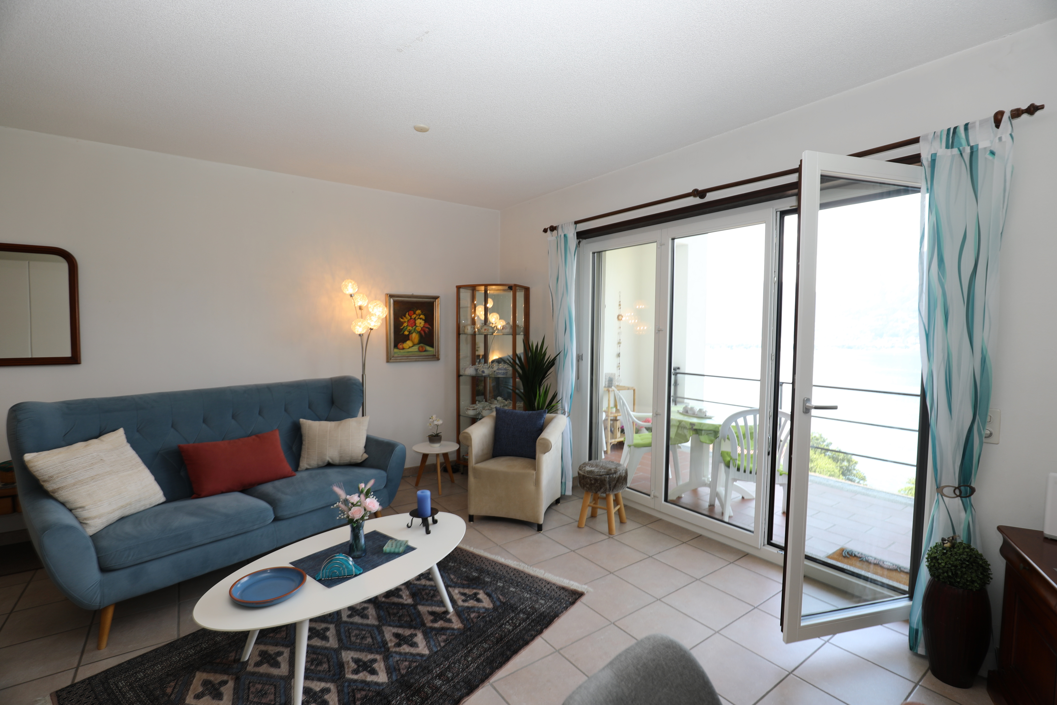 Helles Wohnzimmer mit Balkonzugang