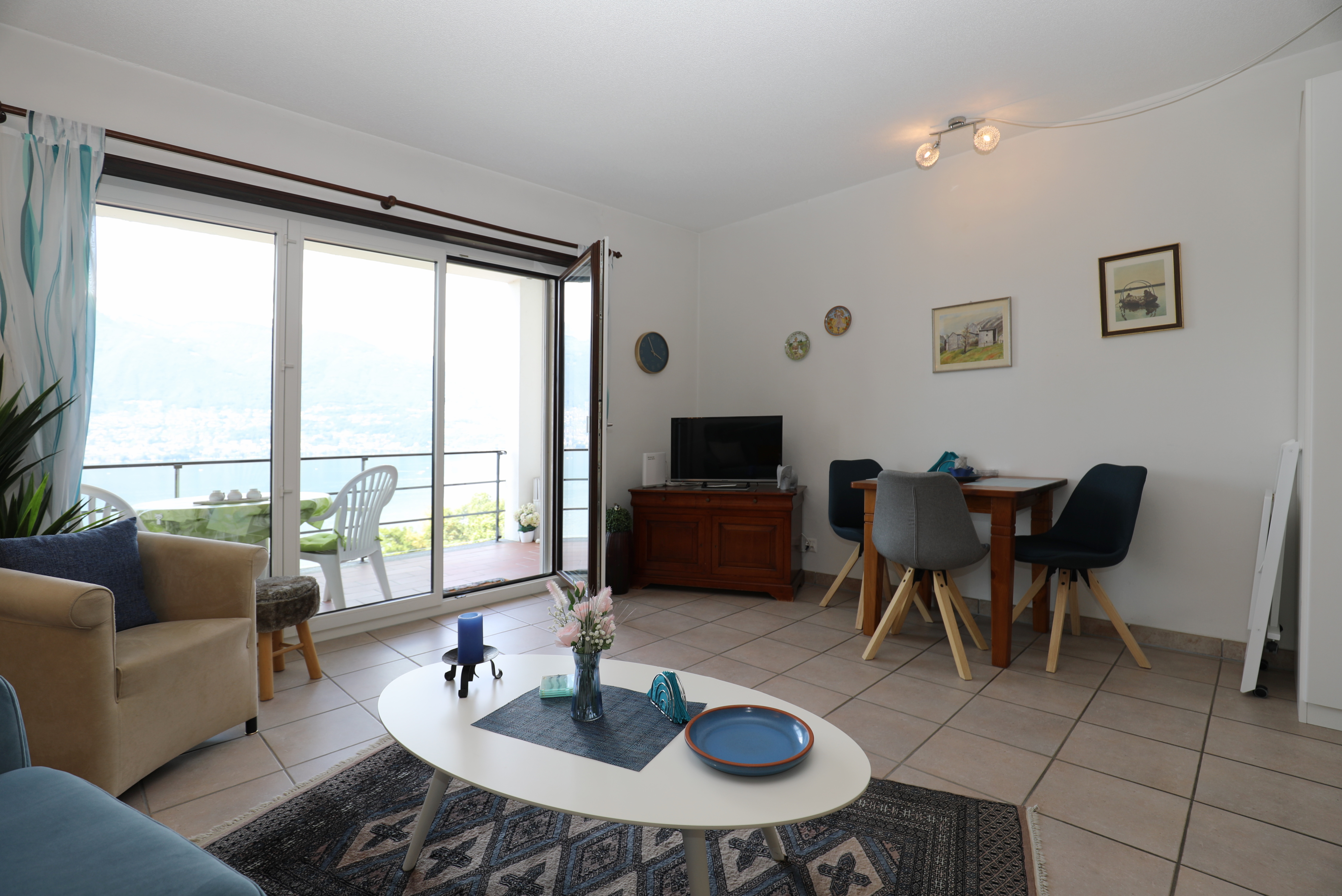 Helles Wohn- und Esszimmer mit Balkonblick