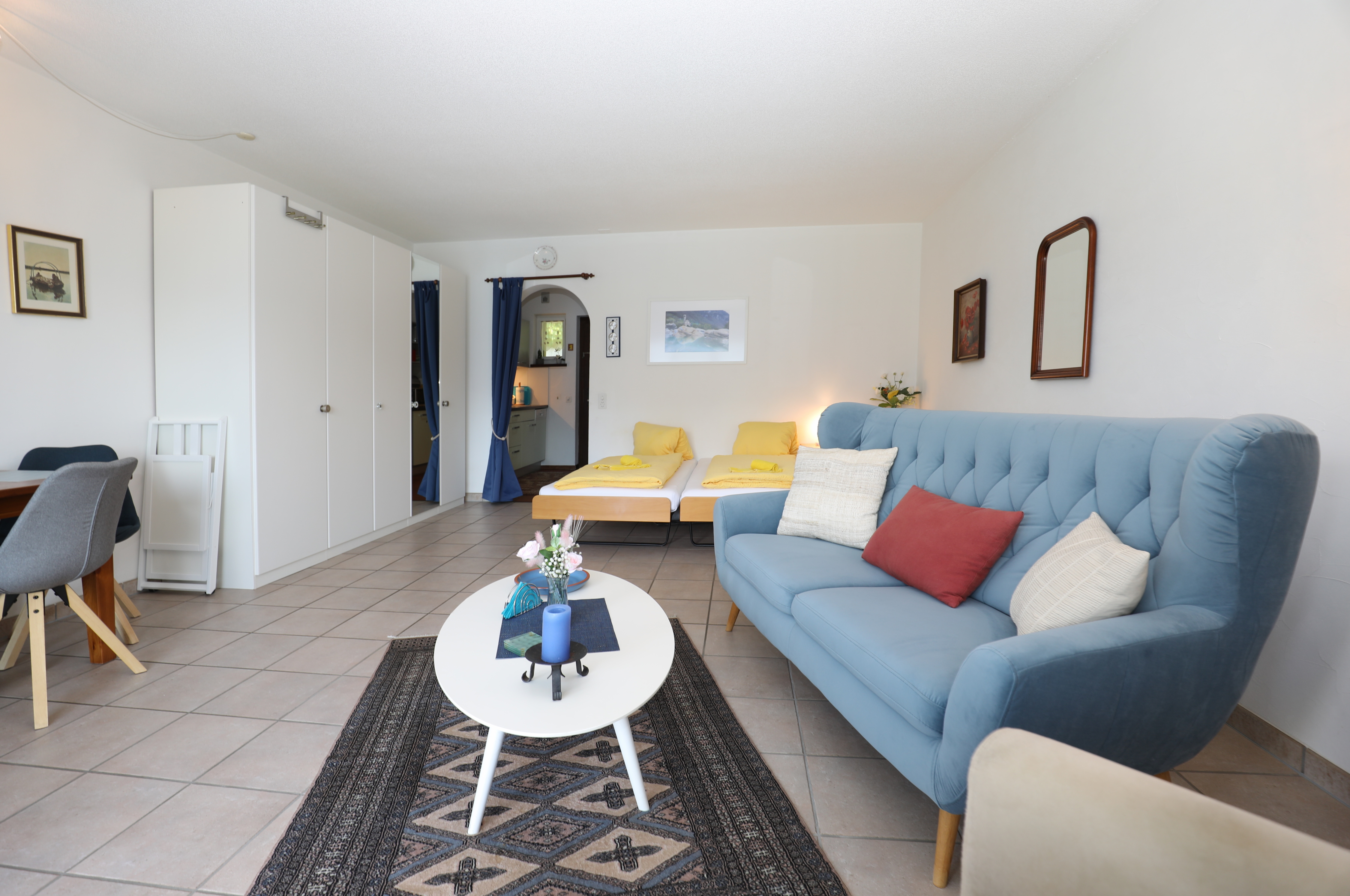 Heller Wohnraum mit Sofa und Schlafbereich