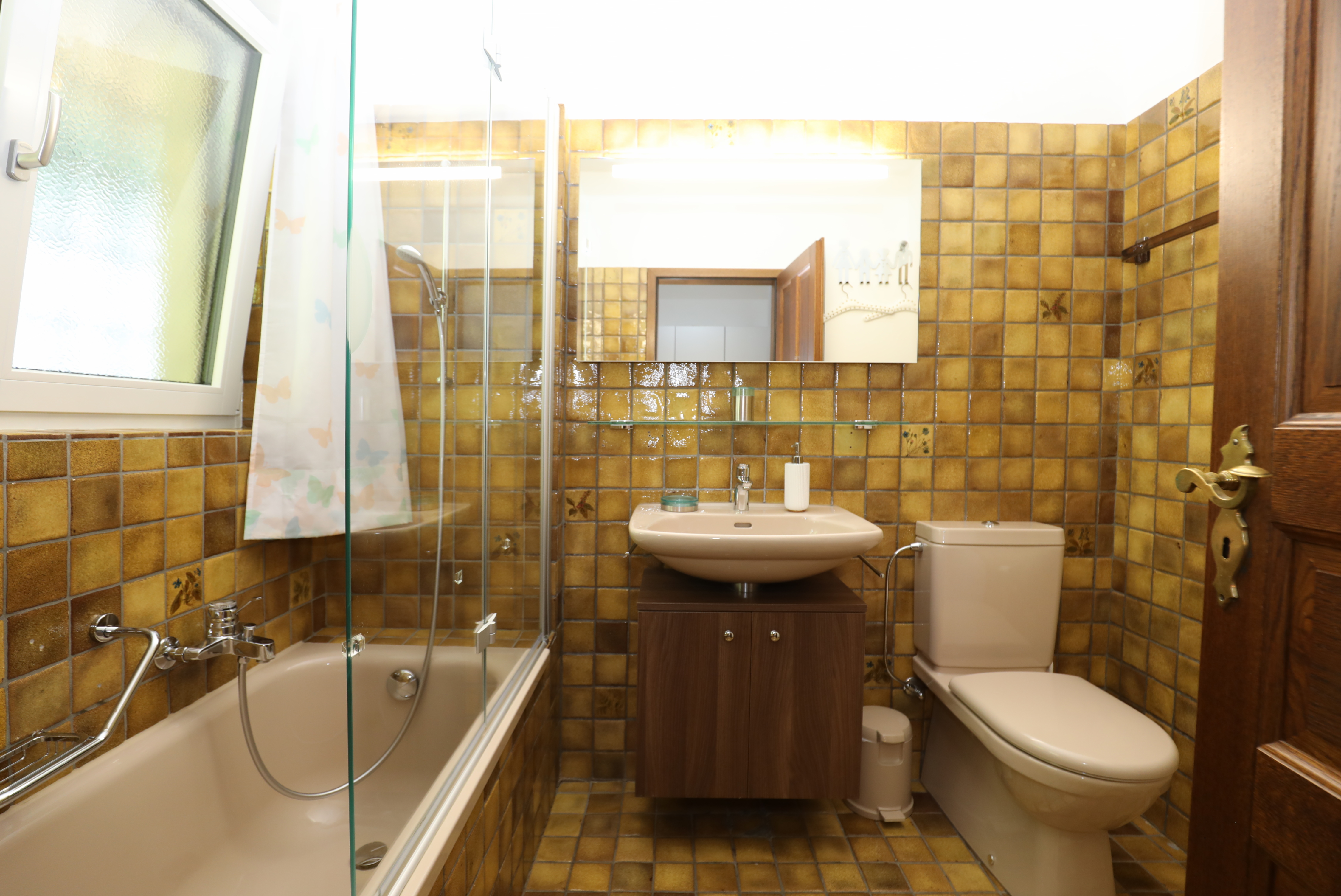 Badezimmer mit Badewanne, Dusche und WC