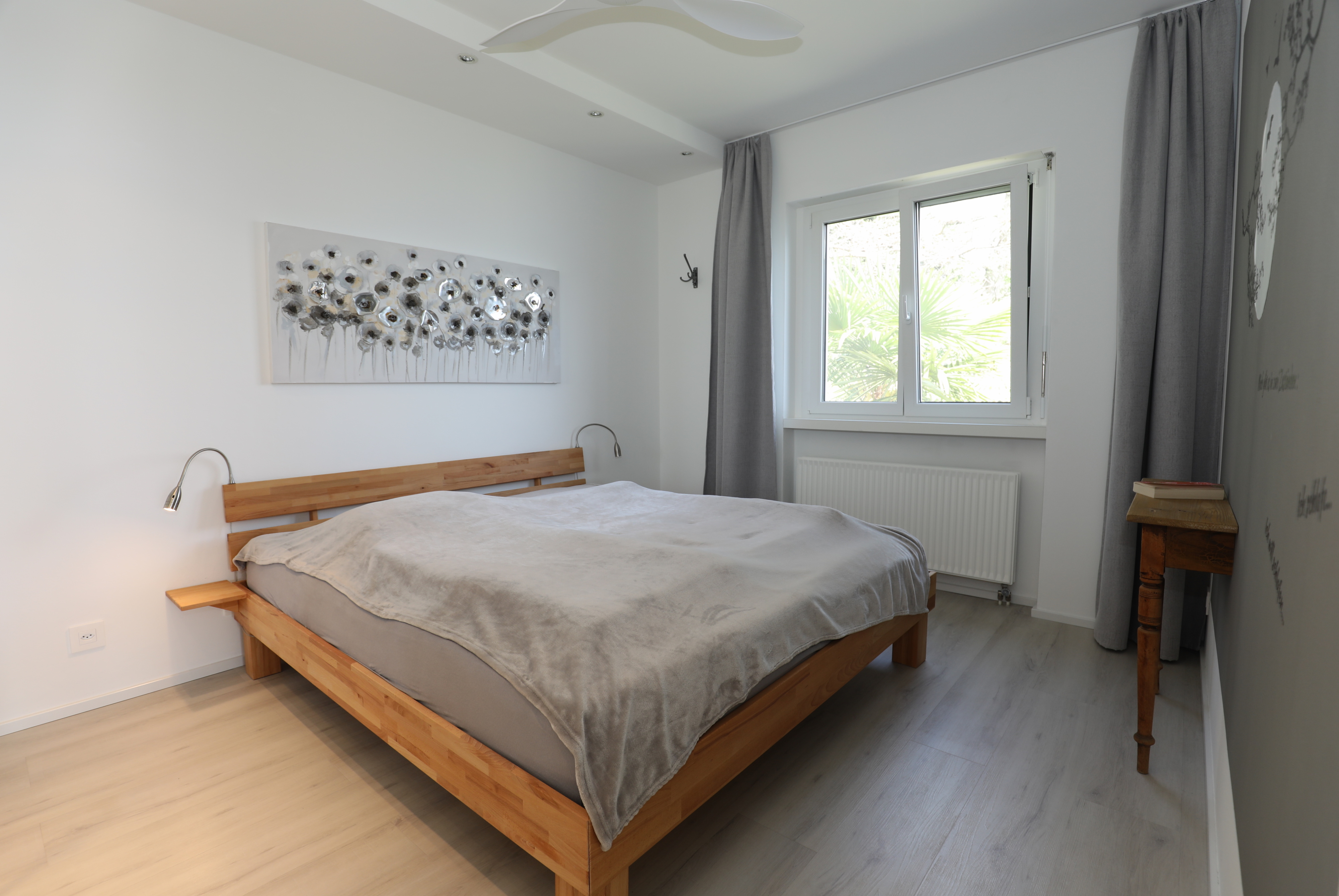 Helles Schlafzimmer mit Holzbett