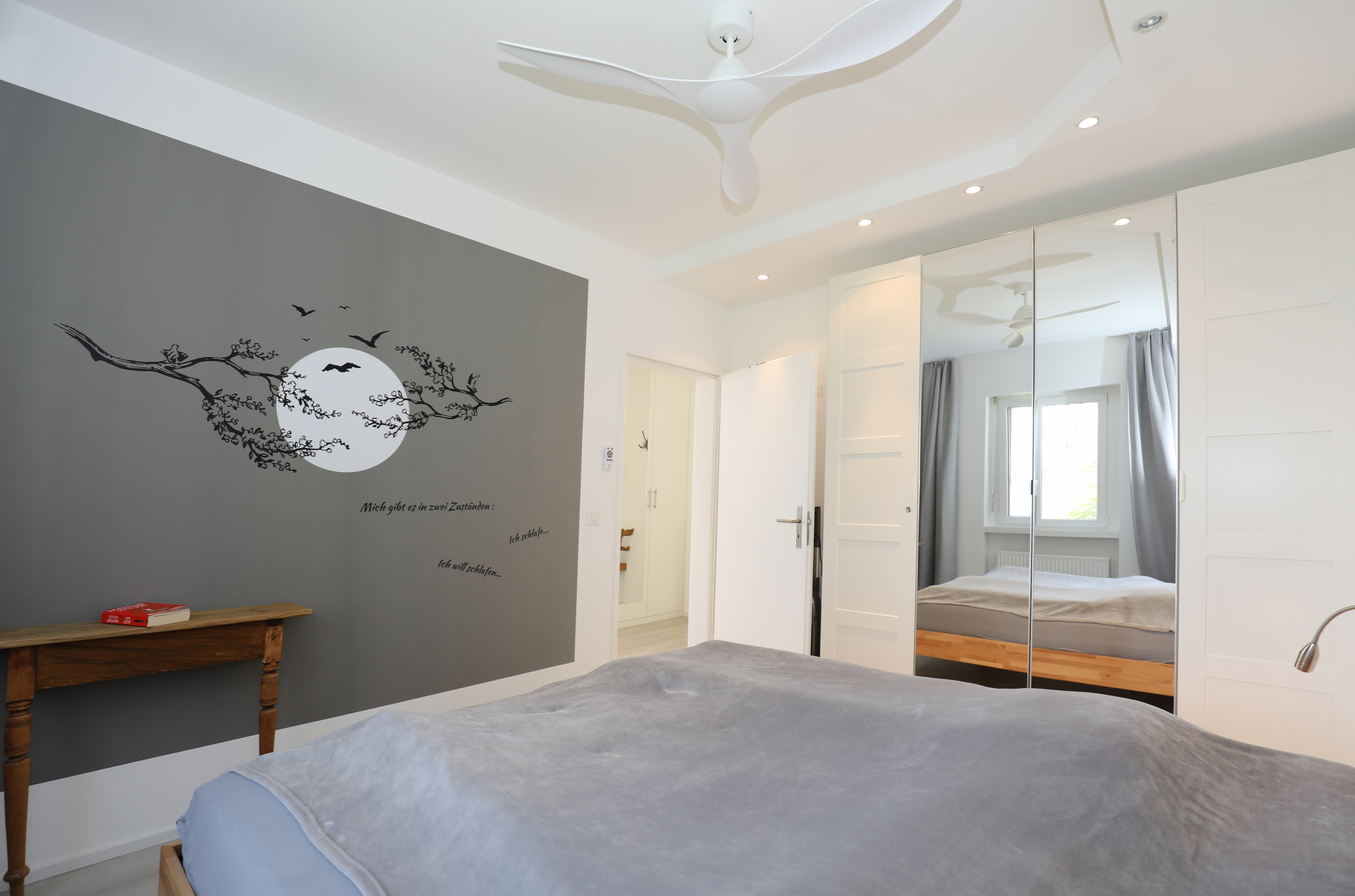 Modernes Schlafzimmer mit Spiegelkleiderschrank