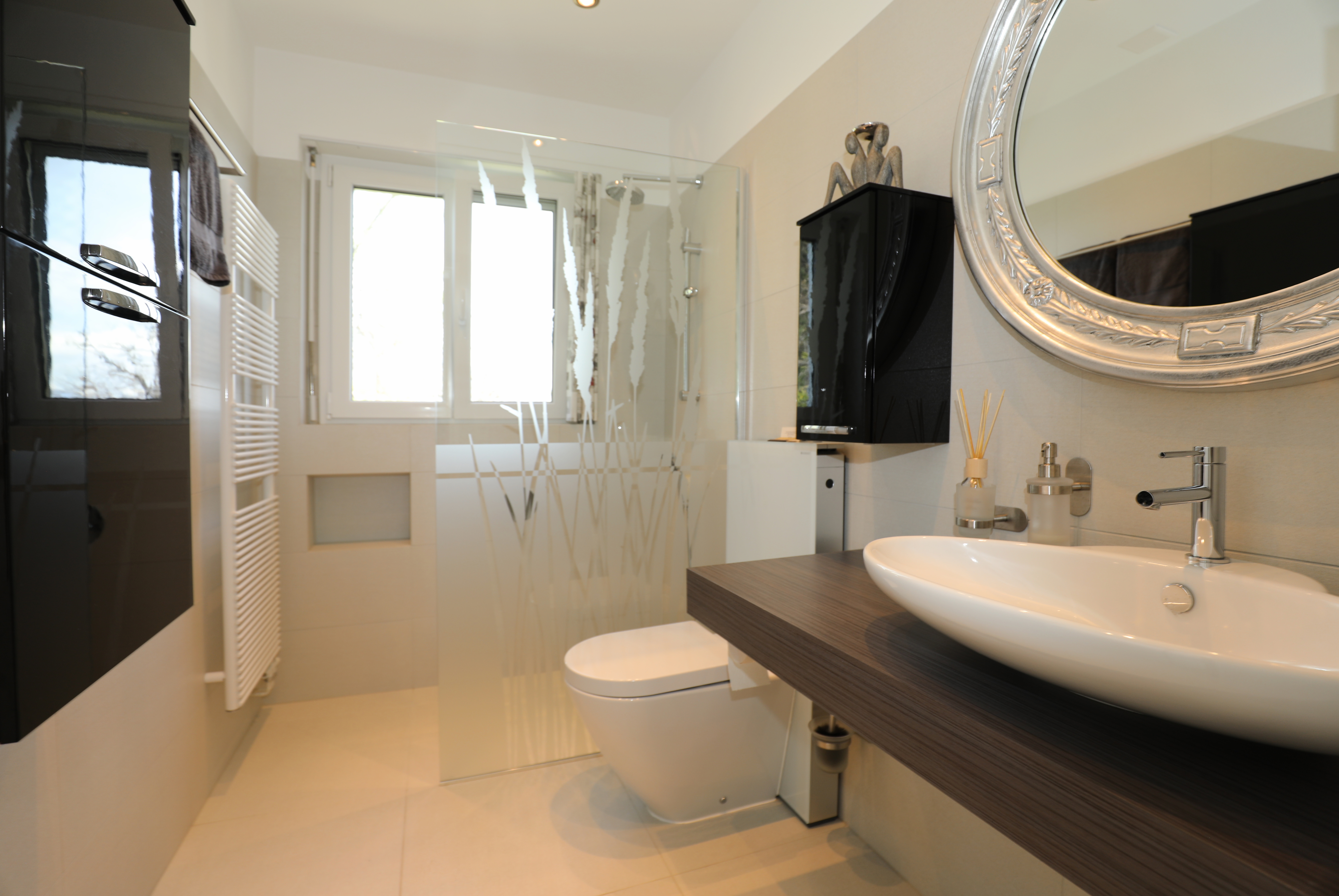 Modernes Badezimmer mit Glasdusche und Waschtisch