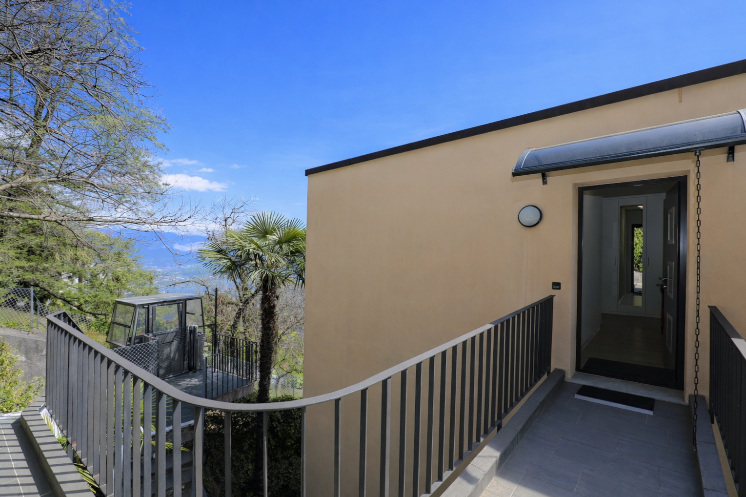 Außenansicht einer modernen Terrasse mit Talblick