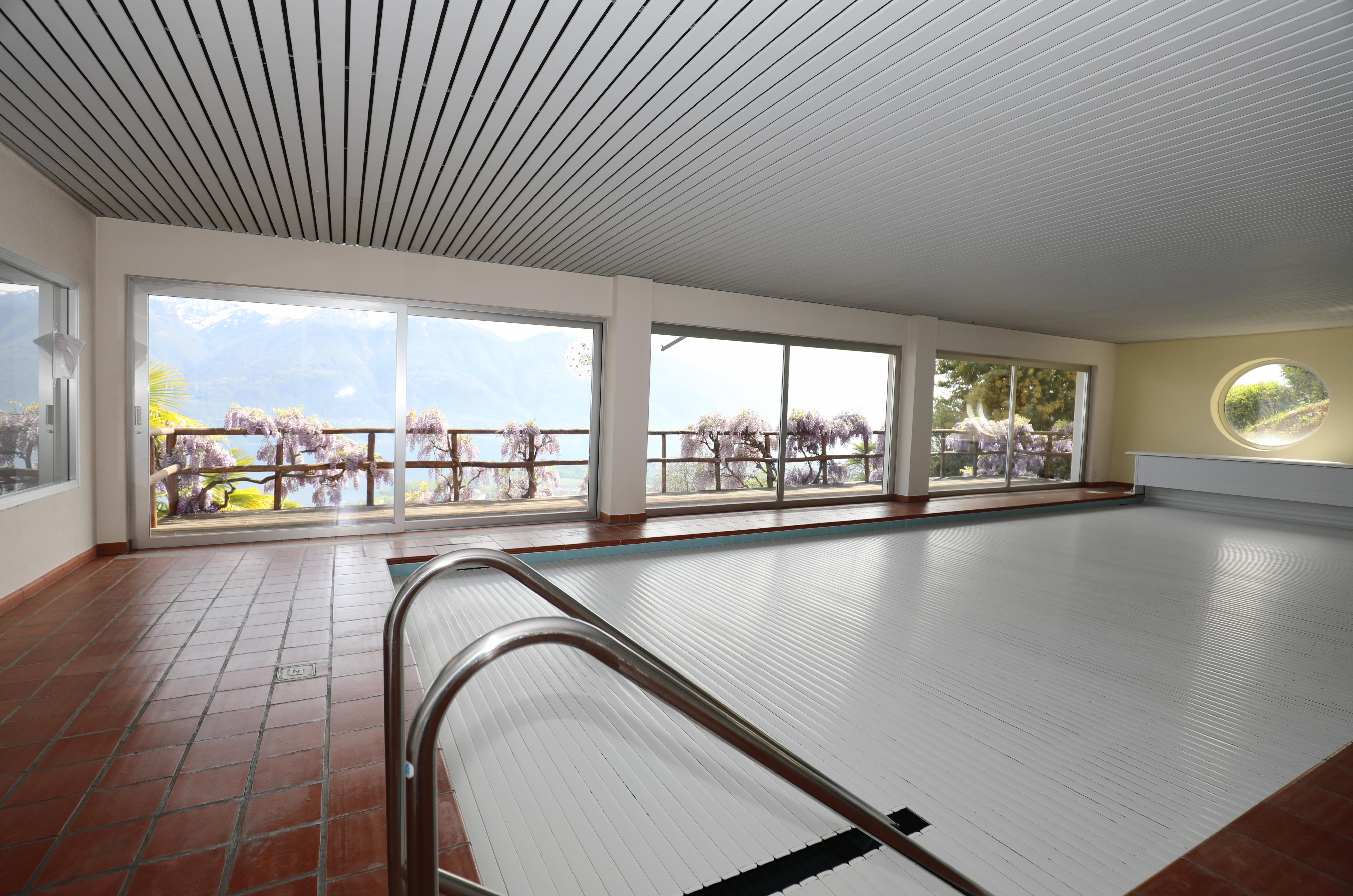 Innenpoolraum mit Panoramafenstern