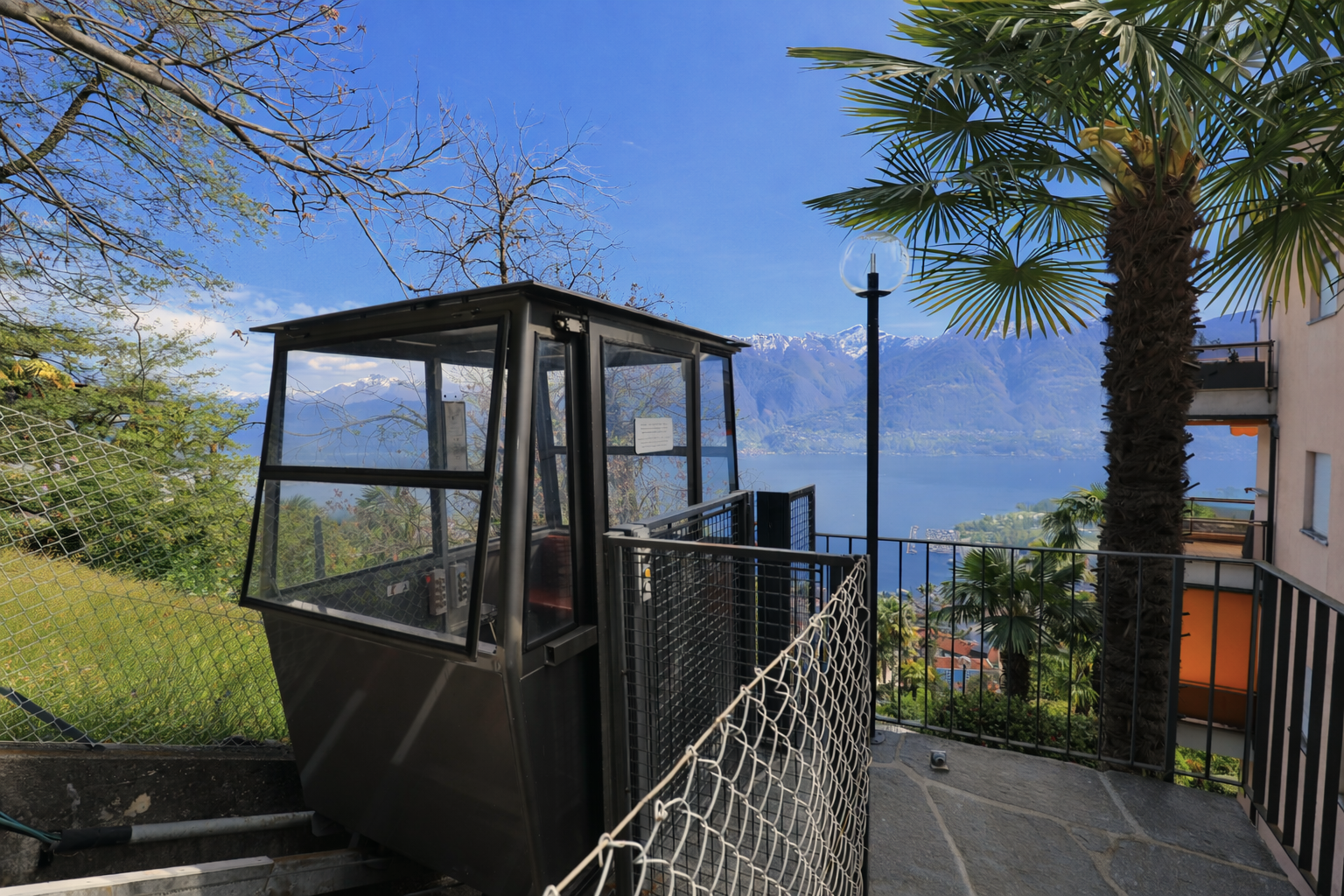 Balkon mit Seeblick und Panoramalandschaft