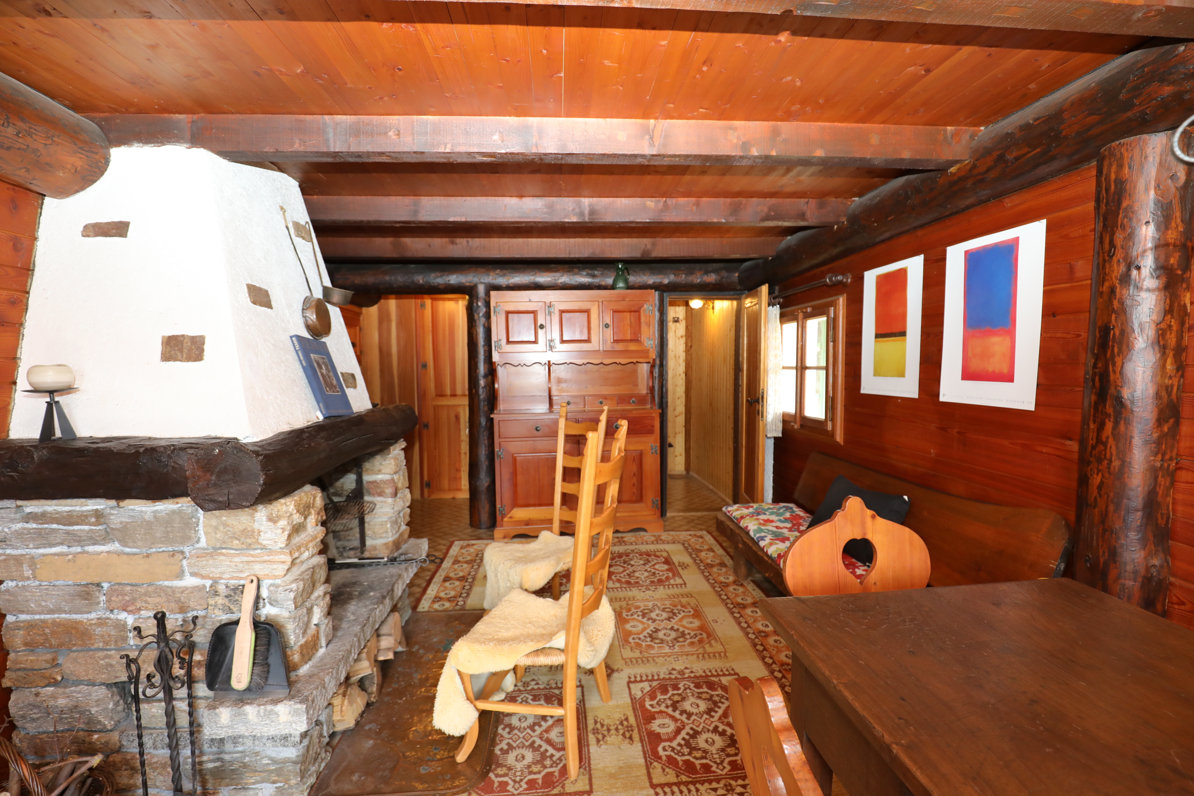 Rustikales Wohnzimmer mit Kamin und Holzausstattung