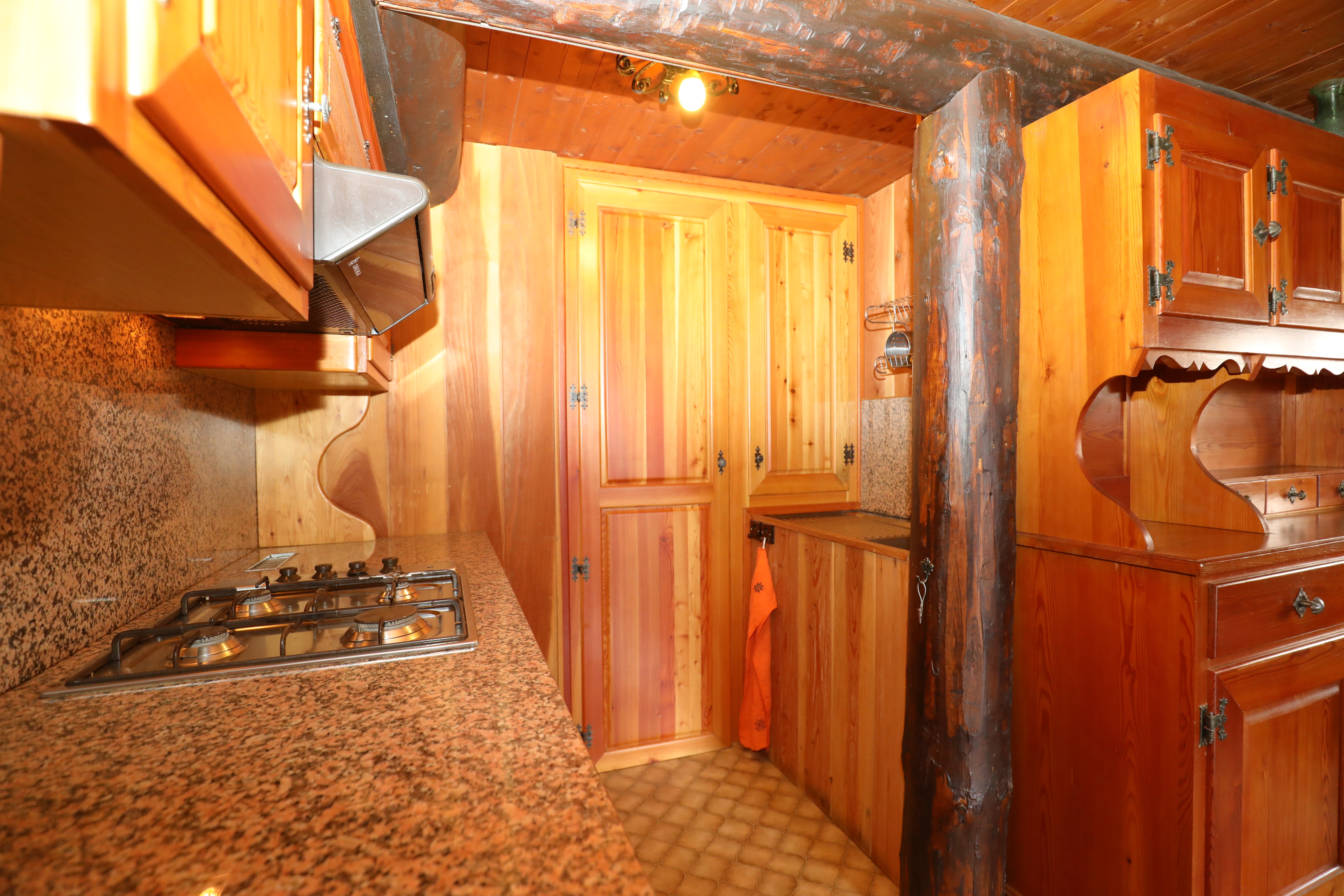Rustikale Holzküche mit Granitoptik