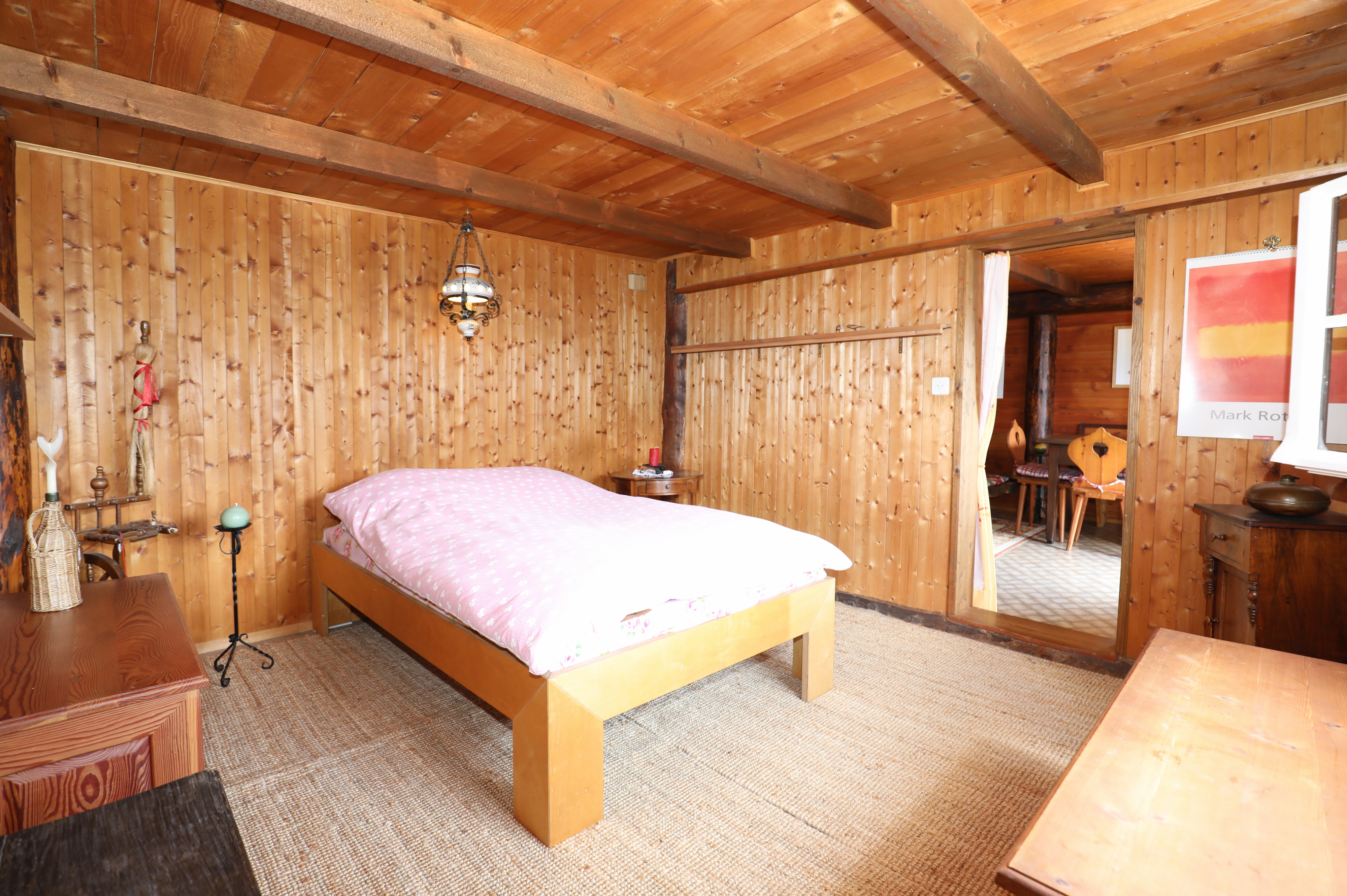 Gemütliches Schlafzimmer im Holzstil