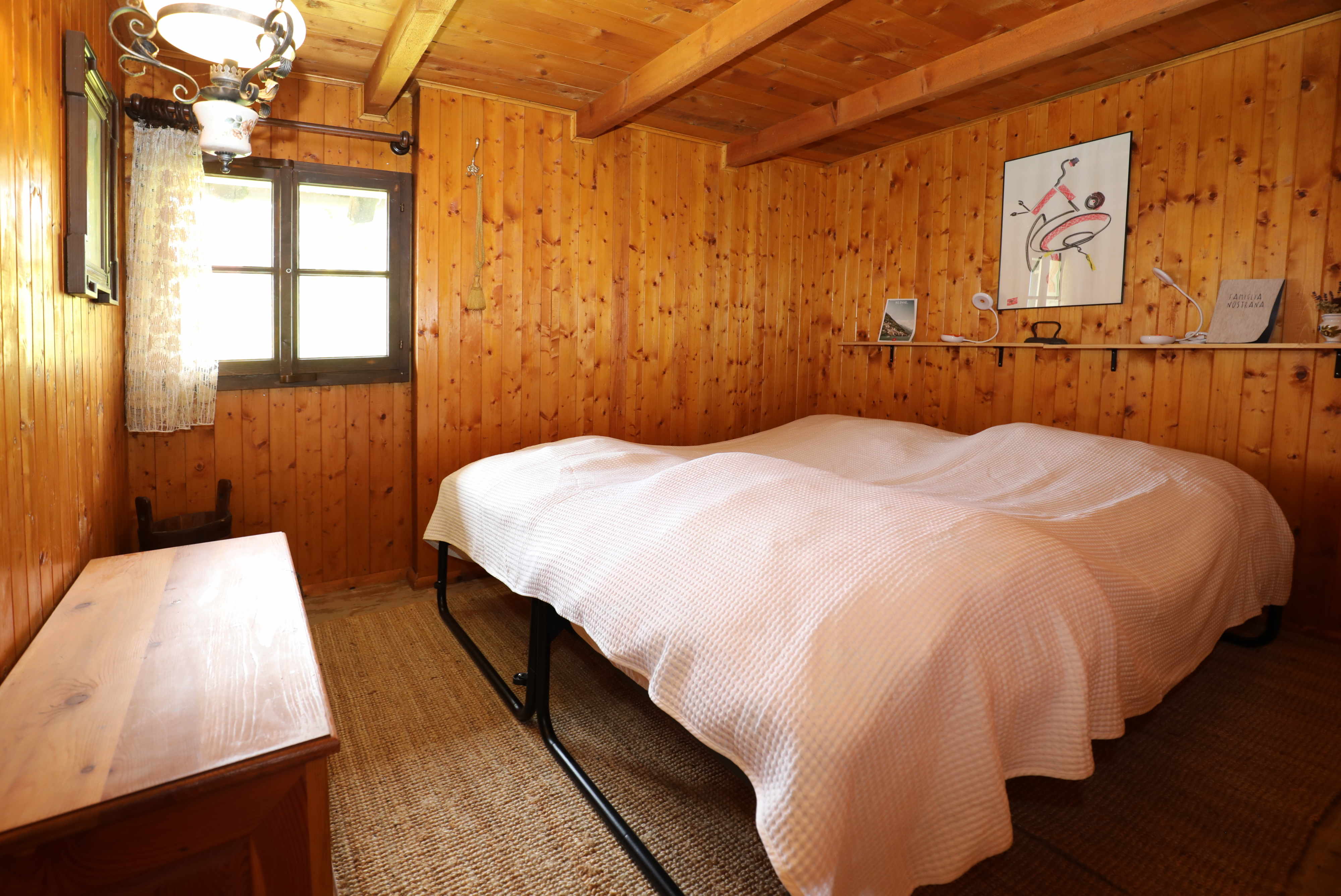 Gemütliches Holzschlafzimmer