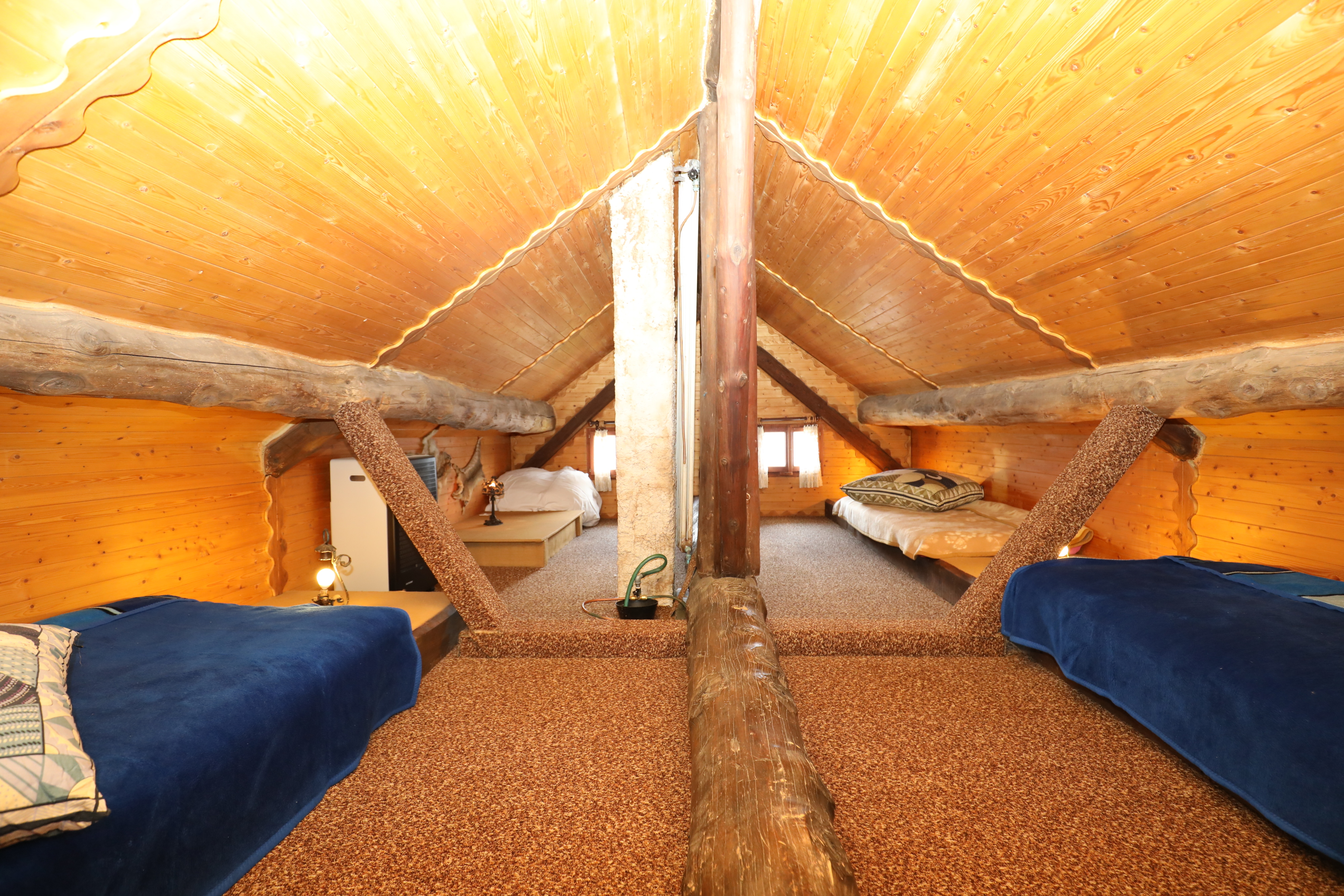 Gemütlicher Dachboden-Schlafraum mit Holzausbau