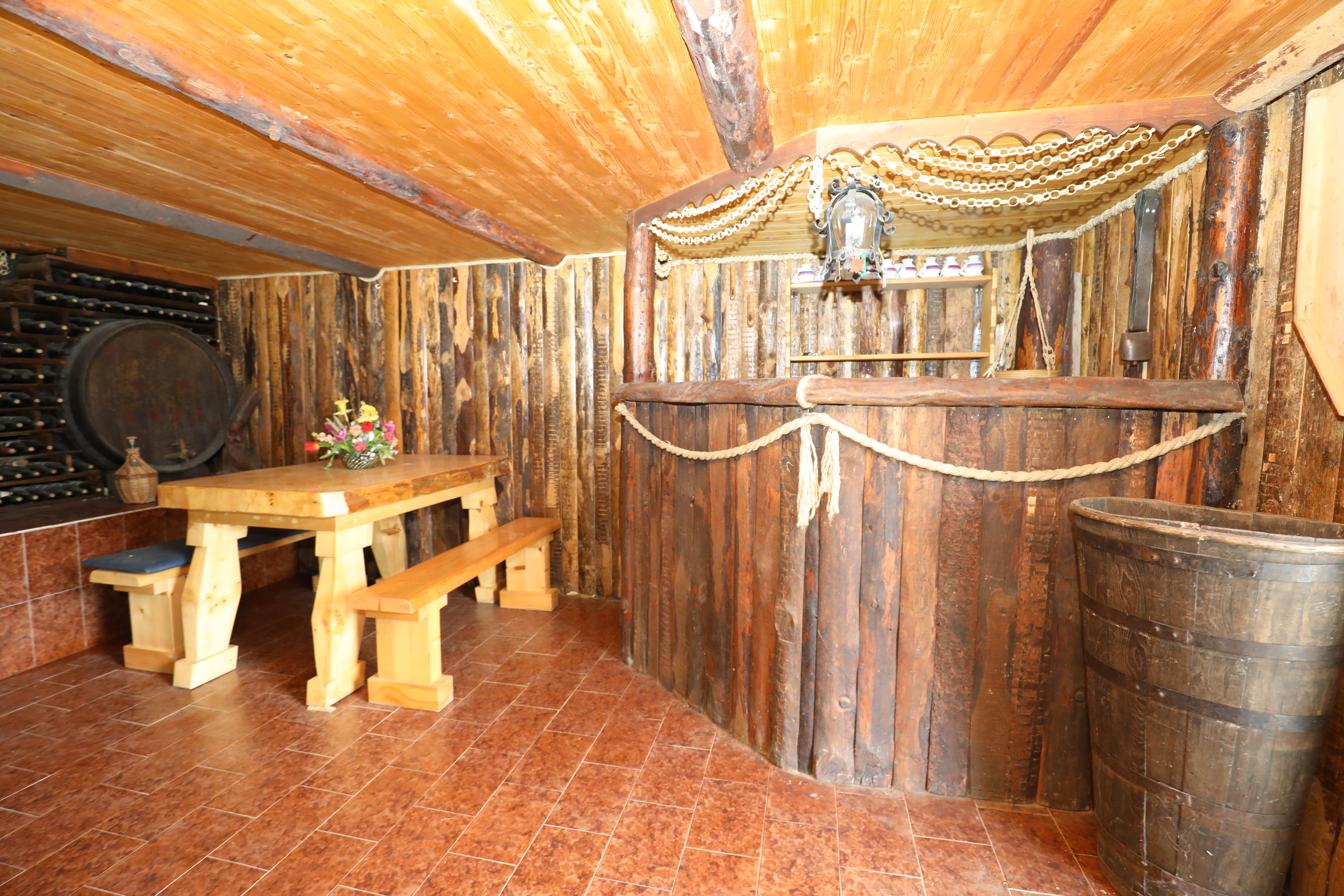 Rustikale Weinstube mit Barbereich