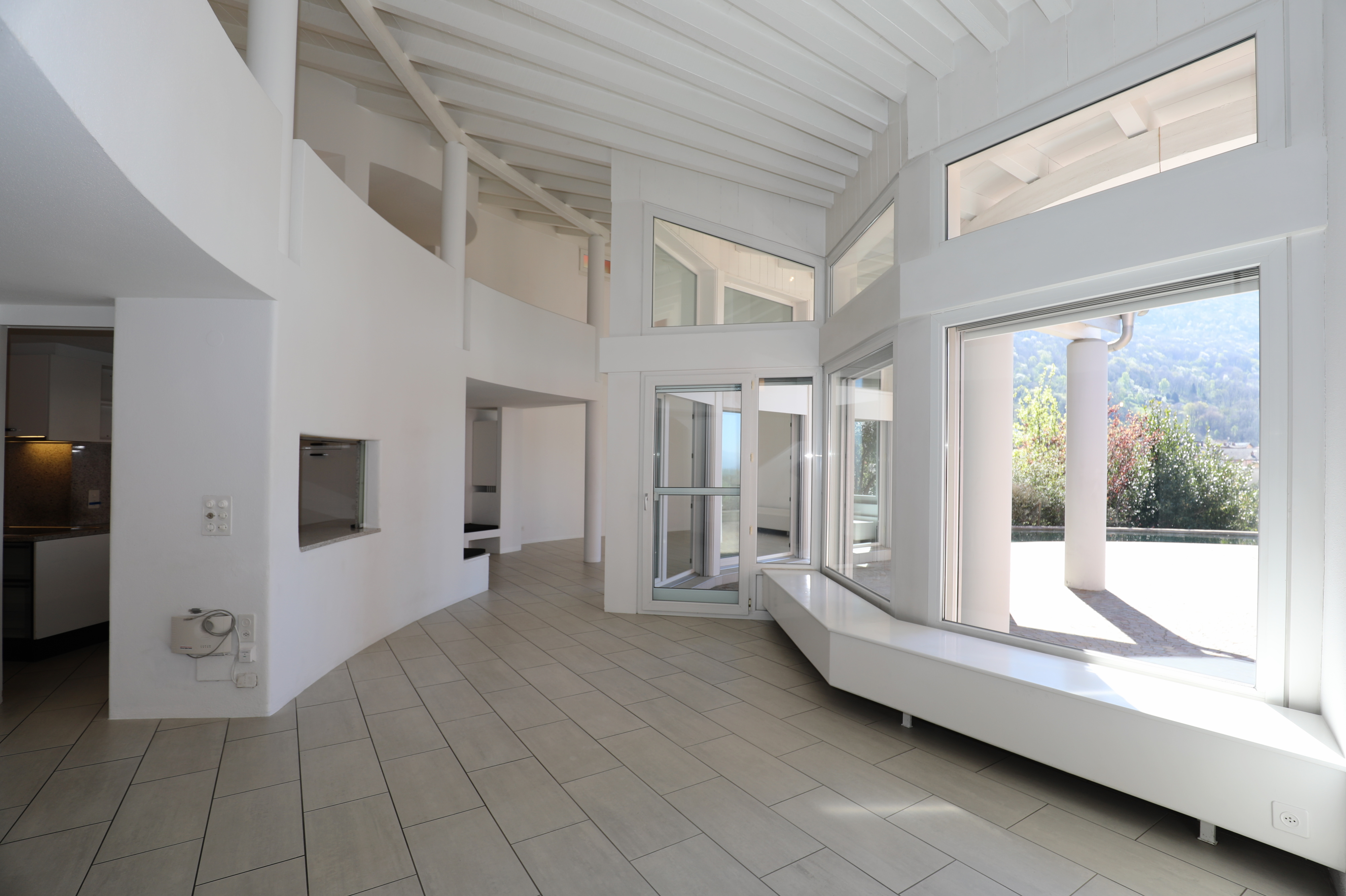 Heller Wohnraum mit Galerie und großflächigen Fenstern