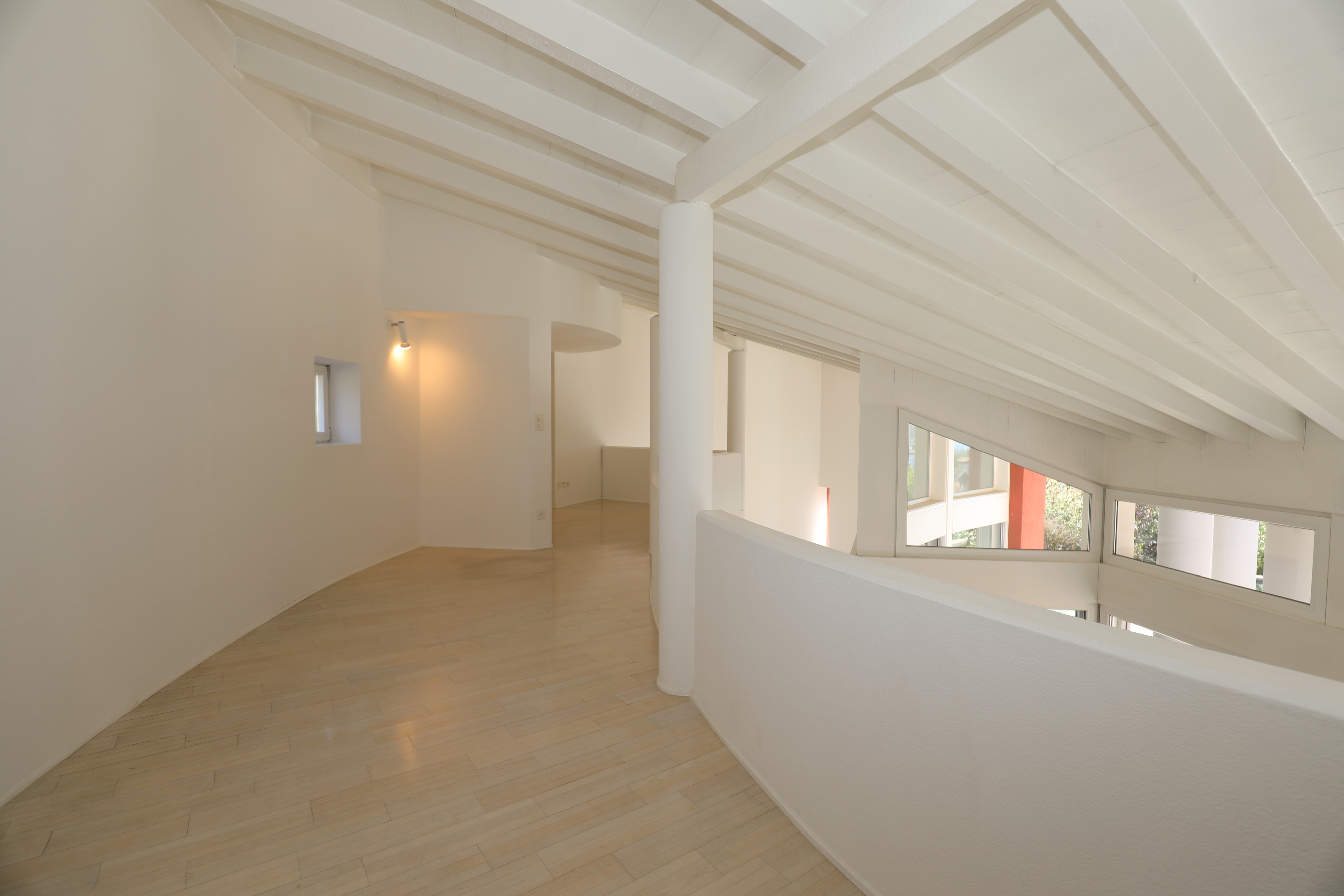 Heller Dachgeschossflur mit Galerie