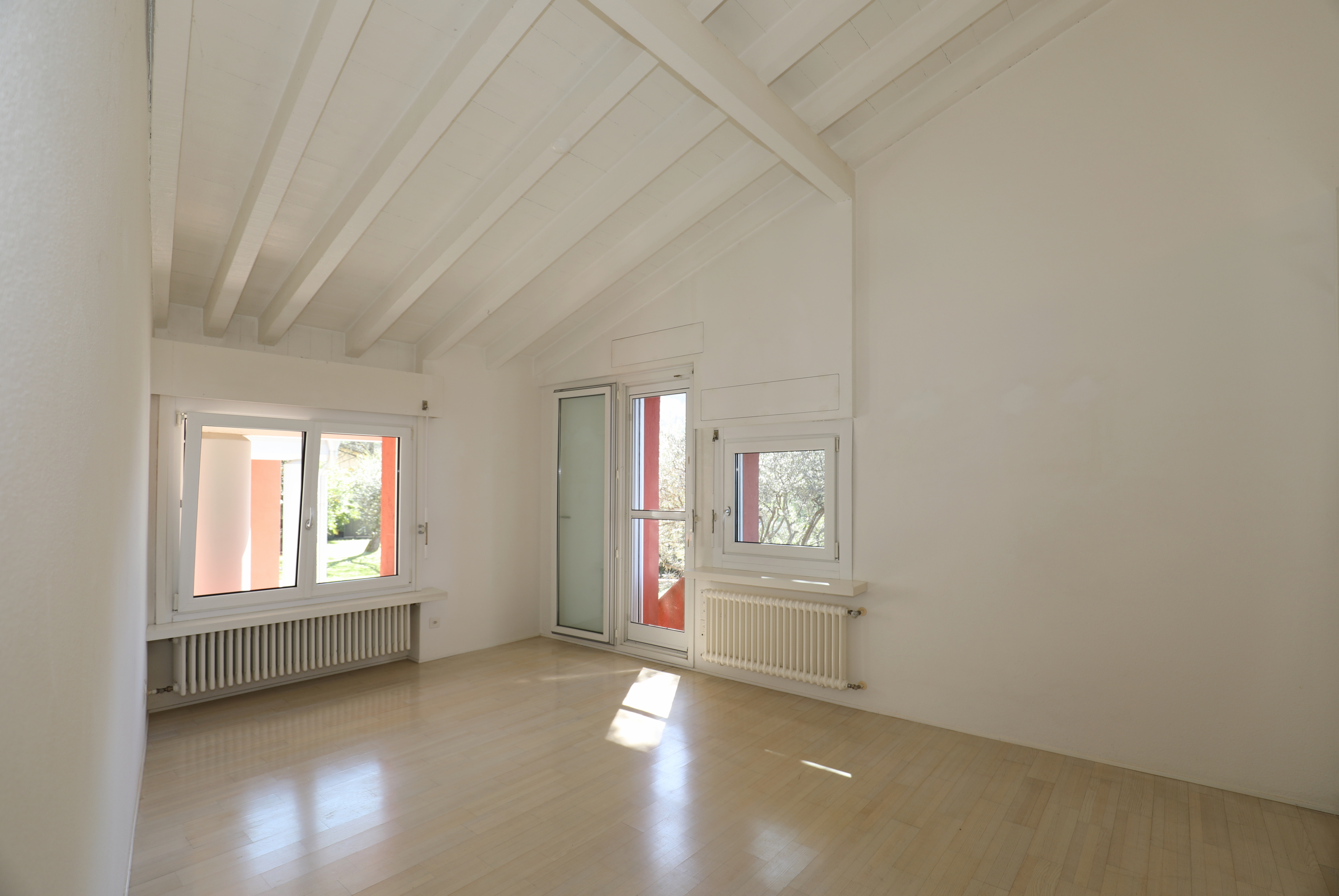 Heller leerer Raum mit sichtbaren Fensterflächen