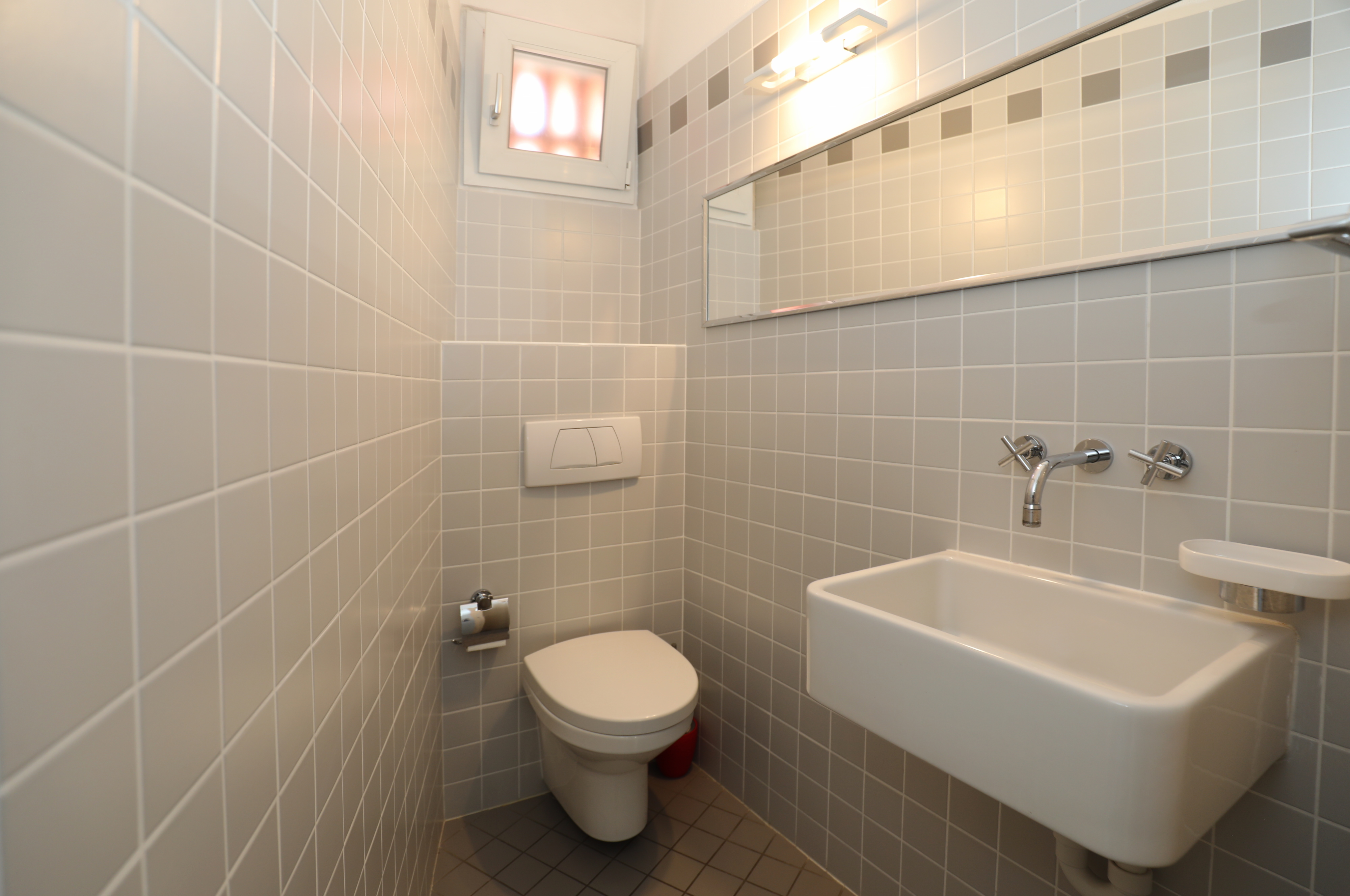 Kleines Gäste-WC mit wandhängendem Waschbecken und WC