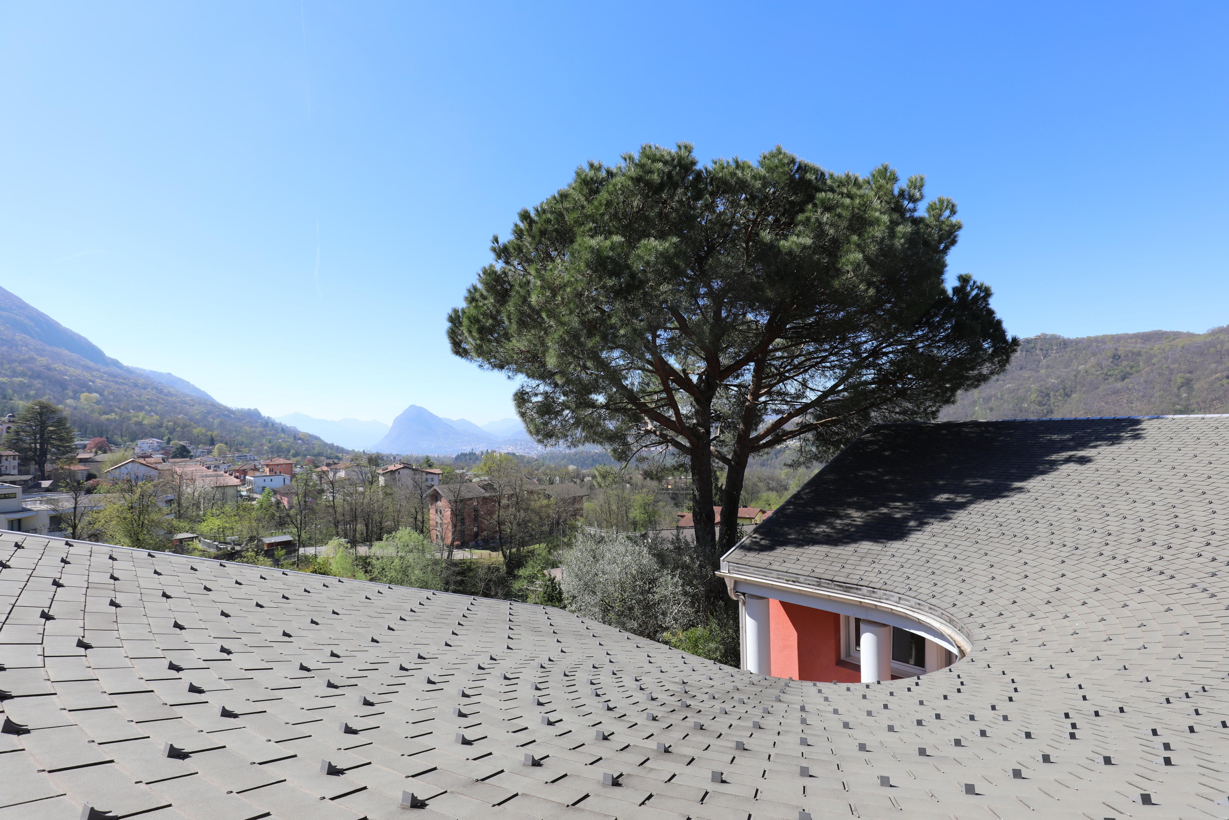 Dachlandschaft mit Bergblick