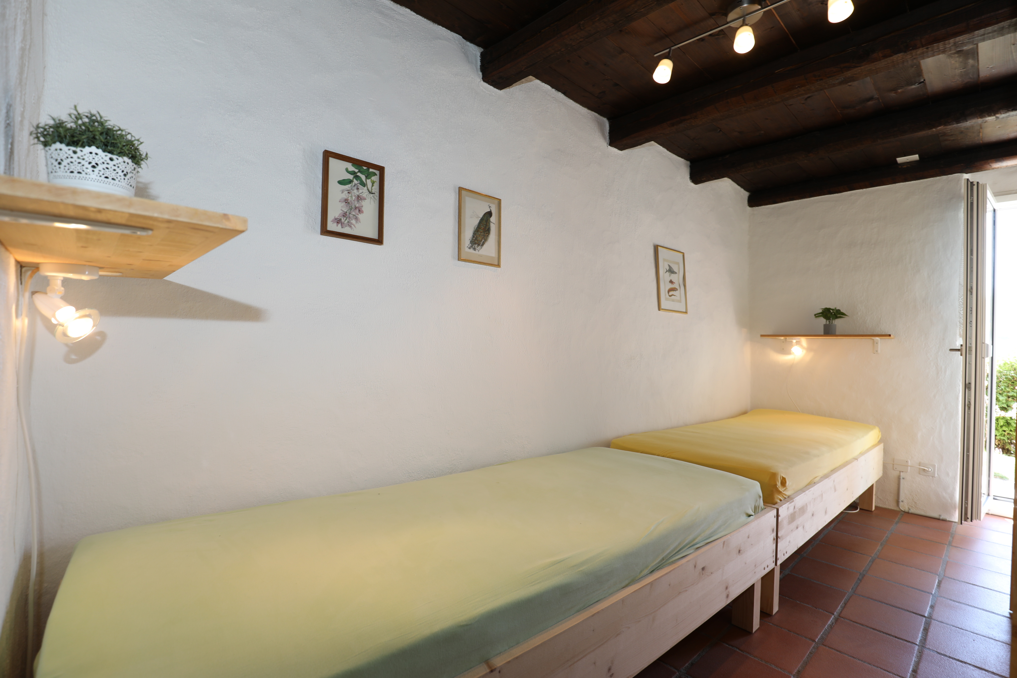Rustikales Schlafzimmer mit zwei Einzelbetten