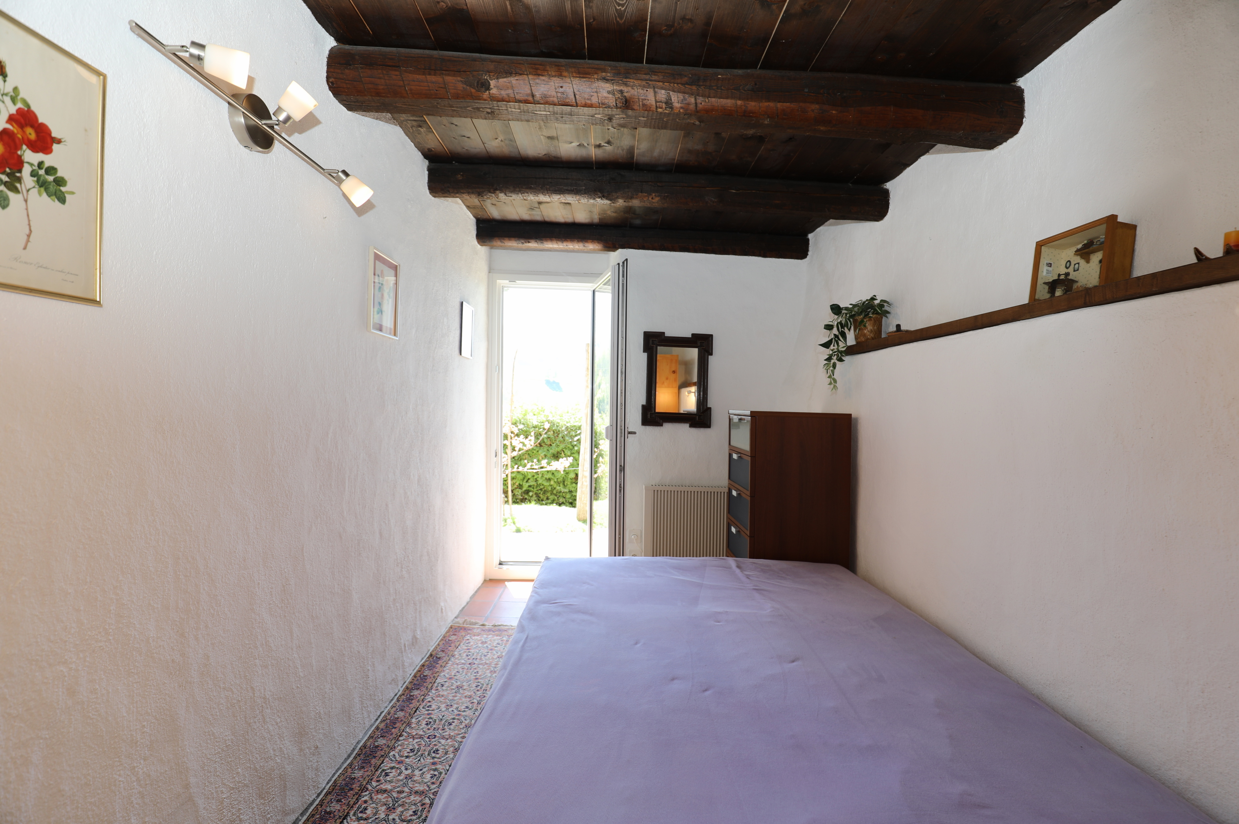 Schmales Schlafzimmer mit Holzdecke