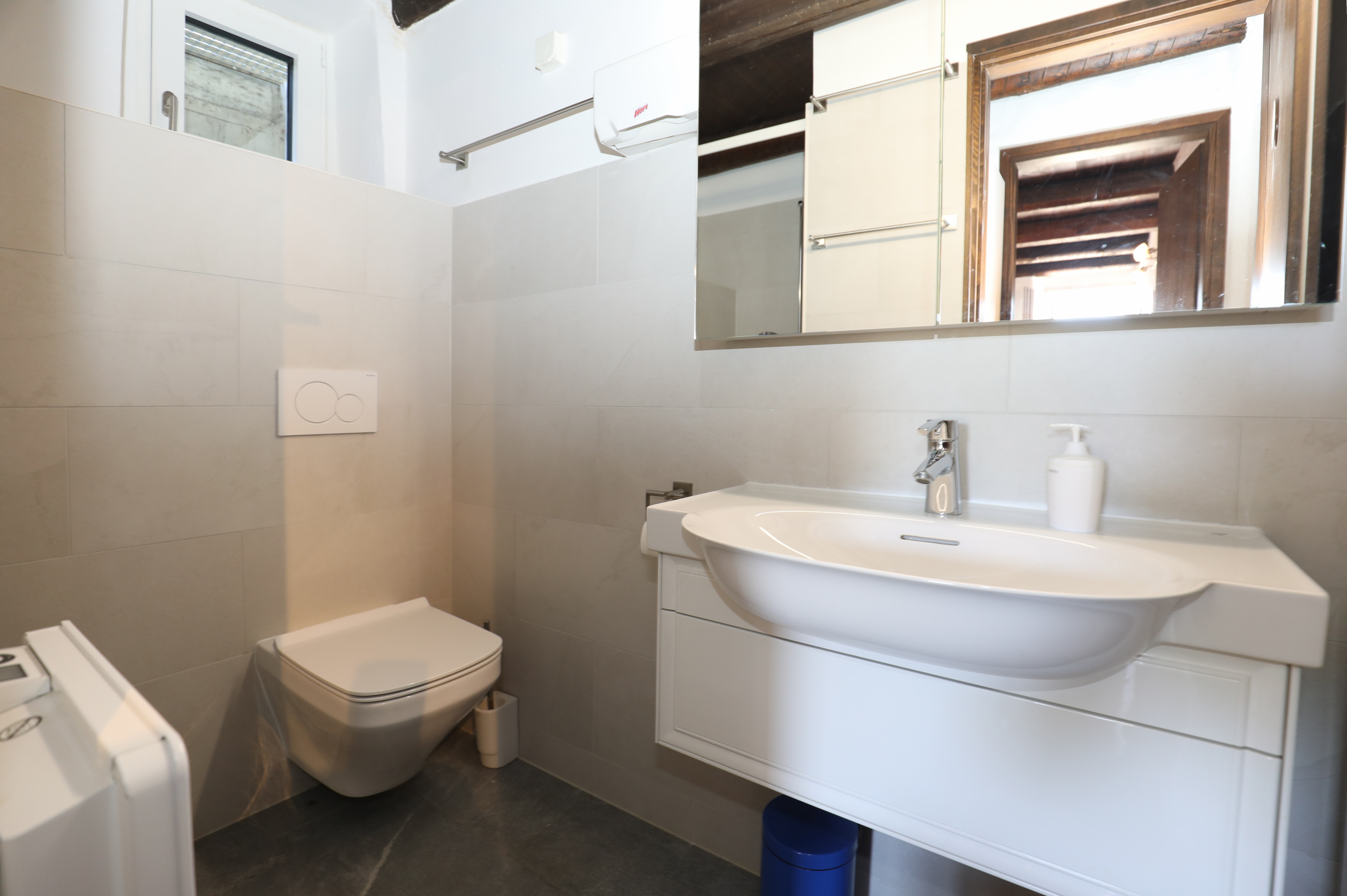 Modernes Gäste-WC mit Waschbecken und wandhängendem WC