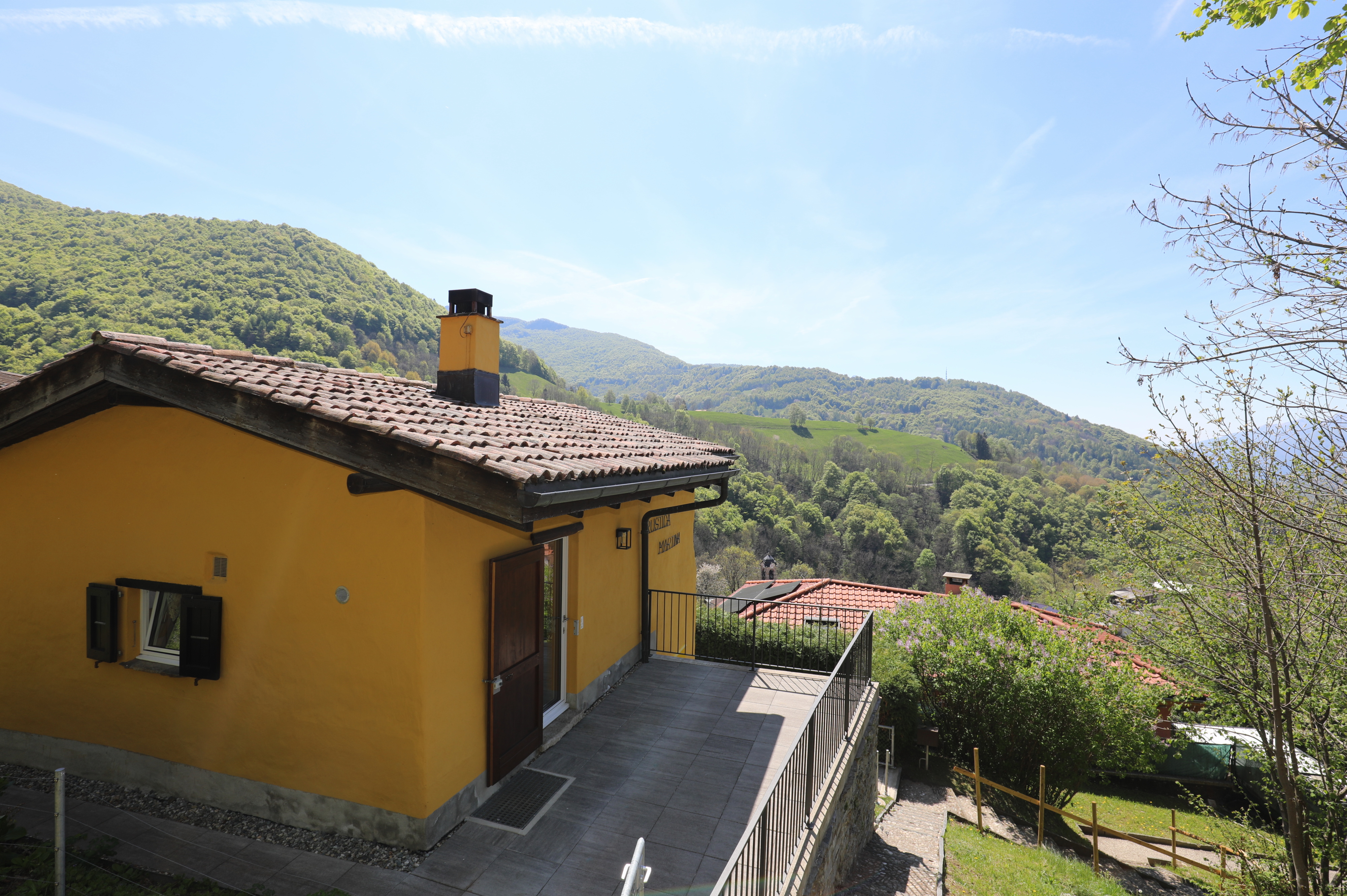 Gelbes Haus mit Bergblick