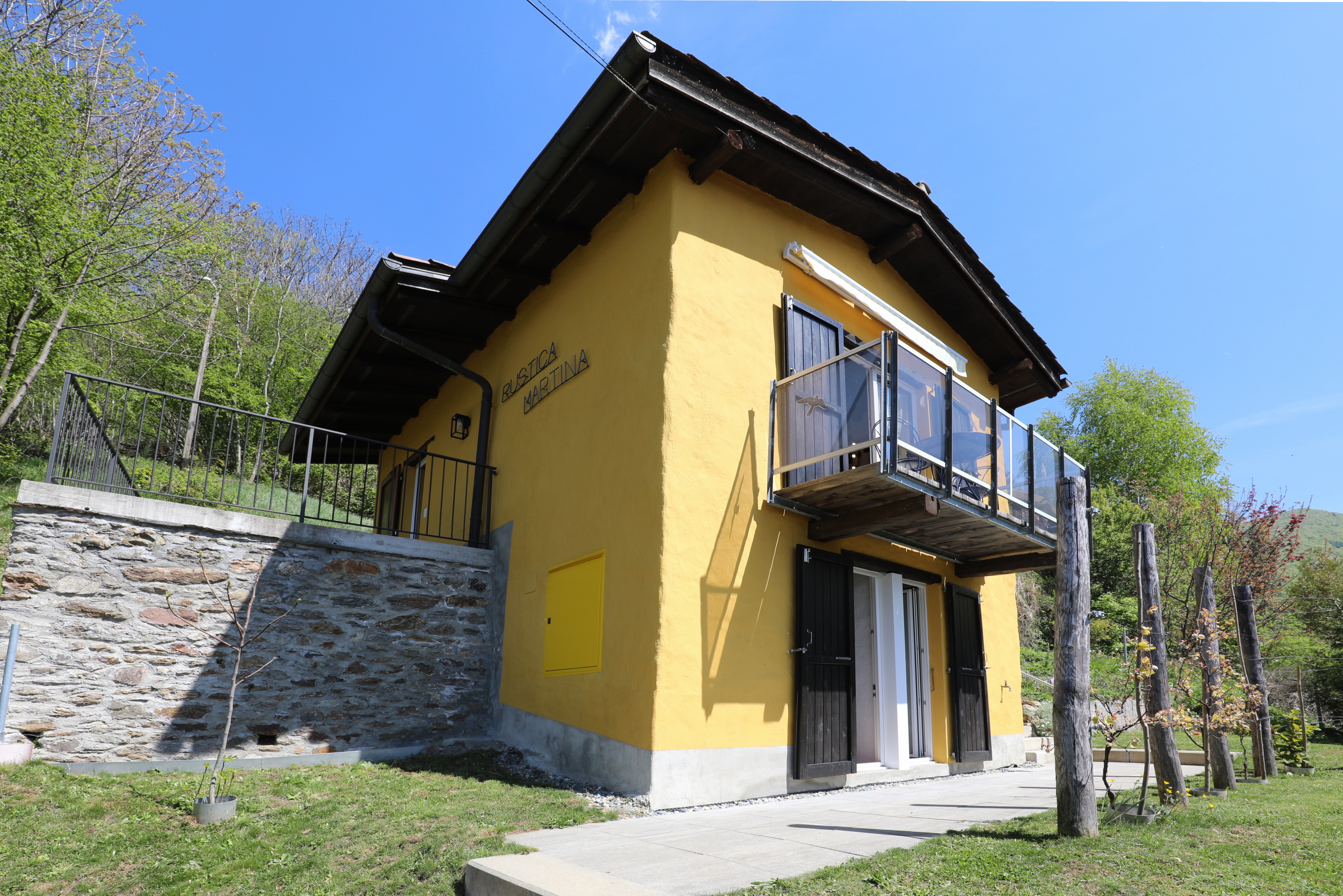 Gelbes Landhaus mit Balkon