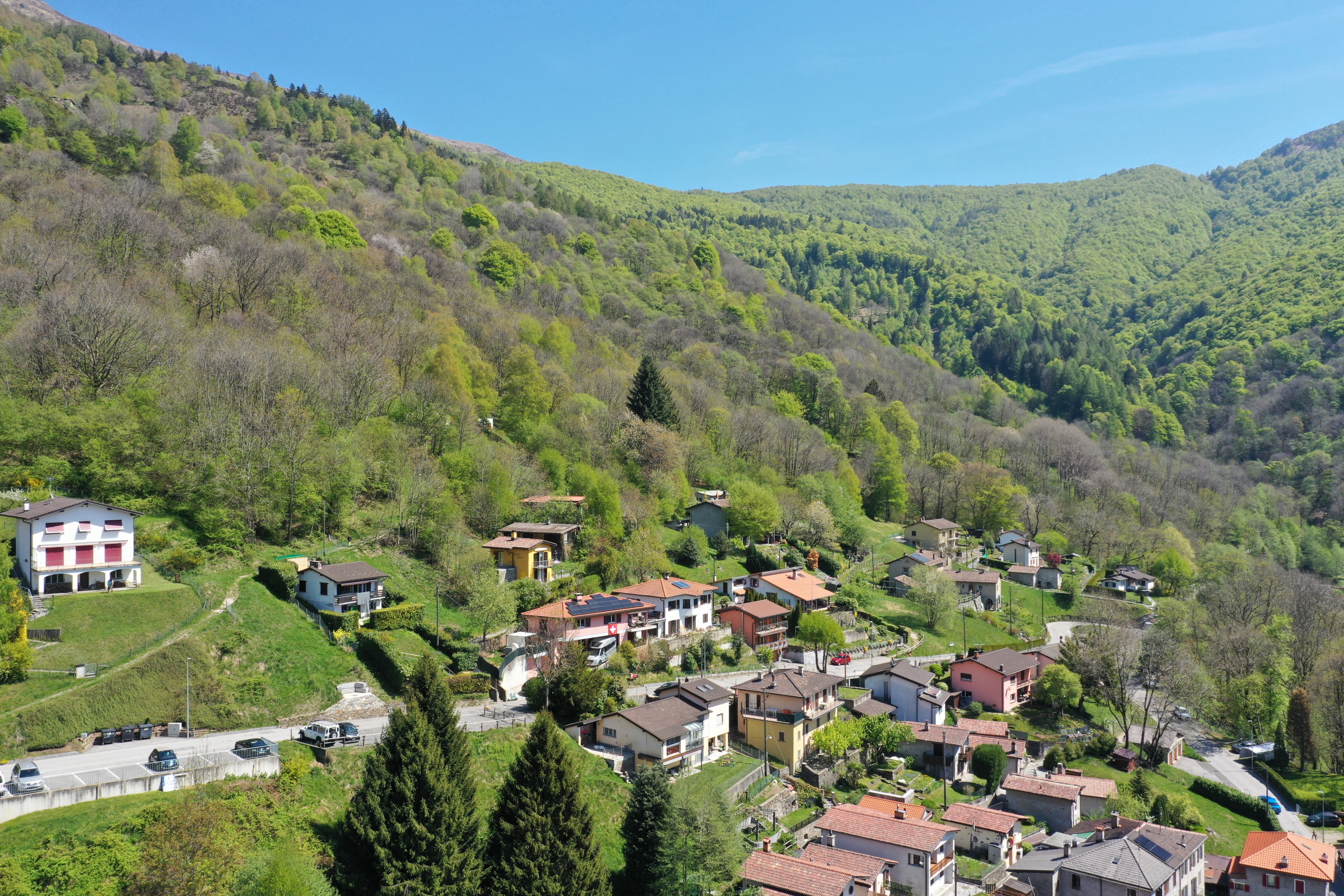 Bergdorf in grünem Tal