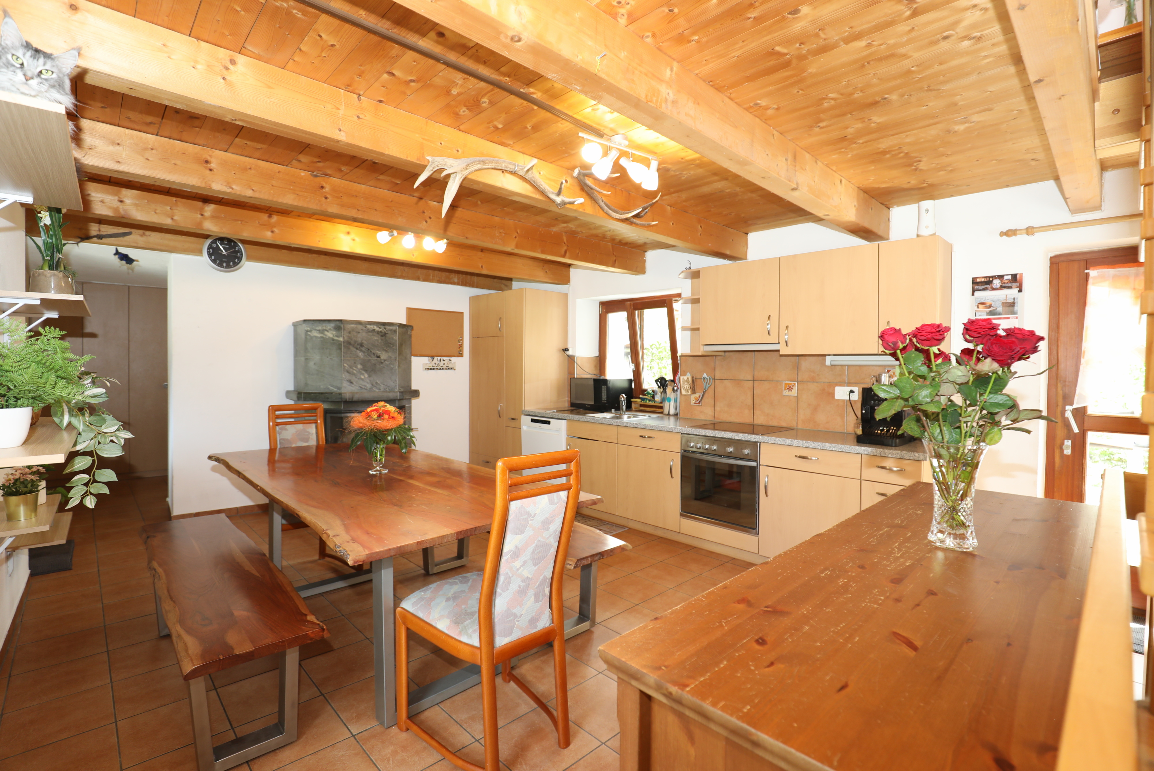 Gemütliche Wohnküche mit Holzdeckenbalken
