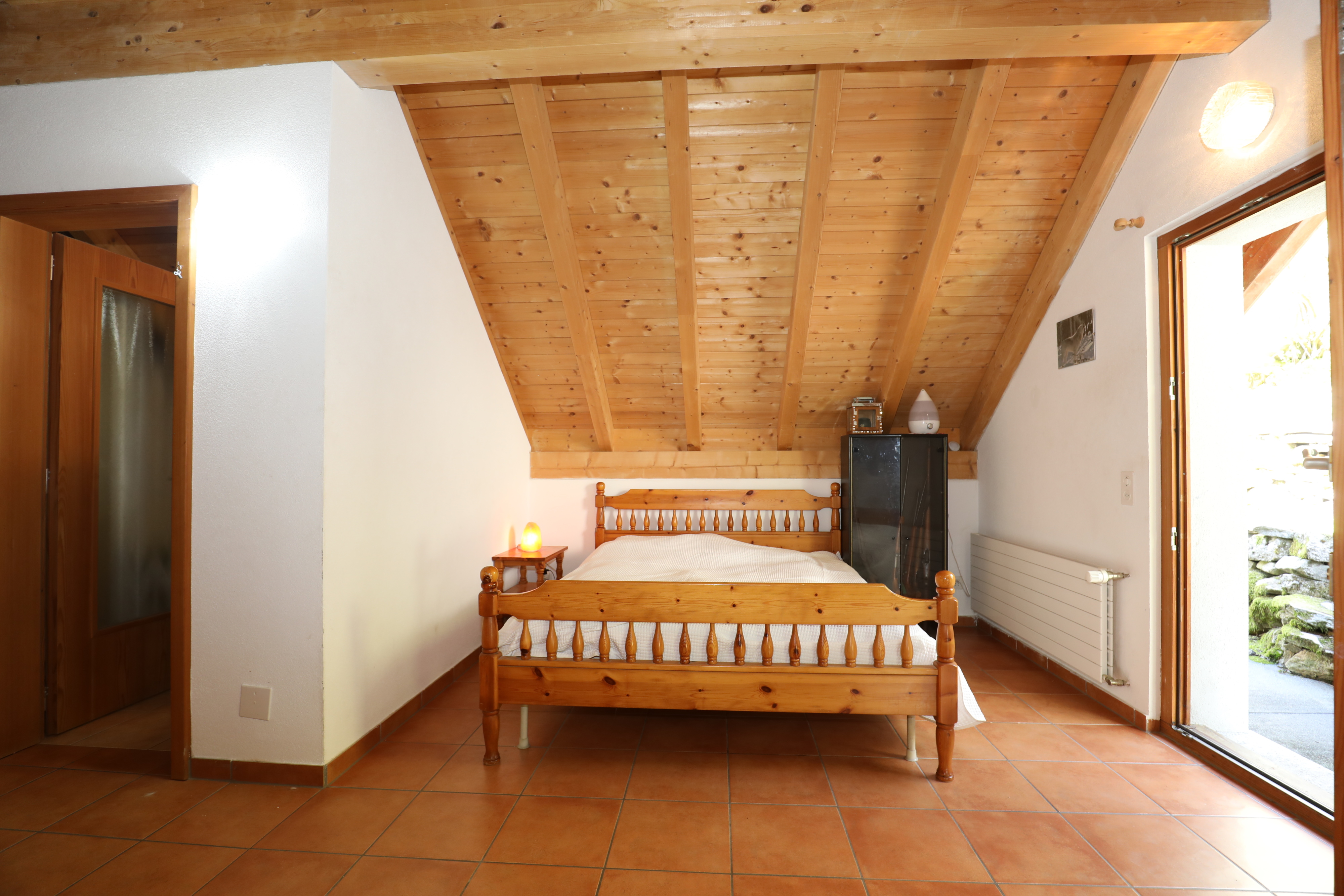 Dachgeschoss-Schlafzimmer mit Holzdecke