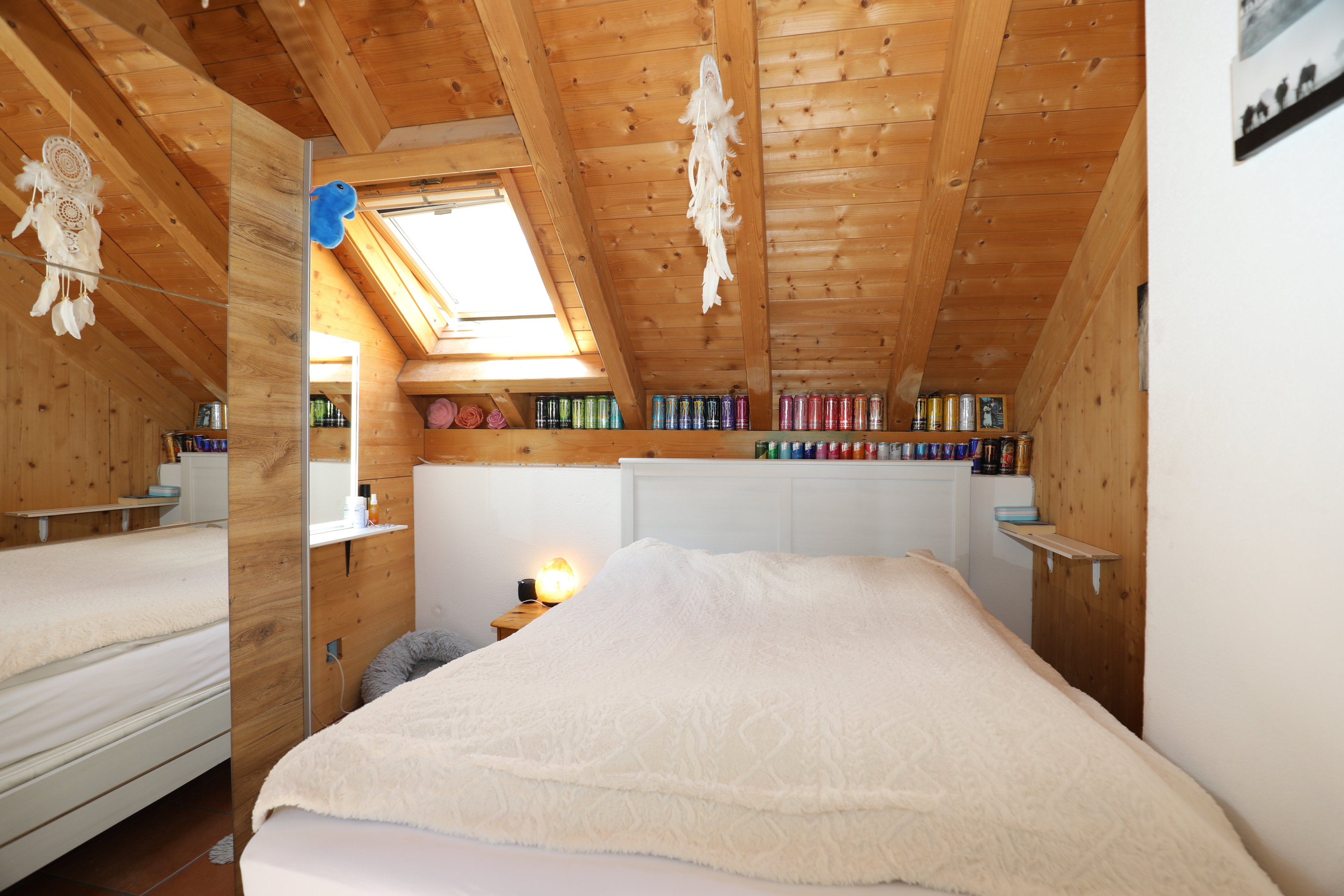Dachgeschoss-Schlafzimmer mit Holzverkleidung