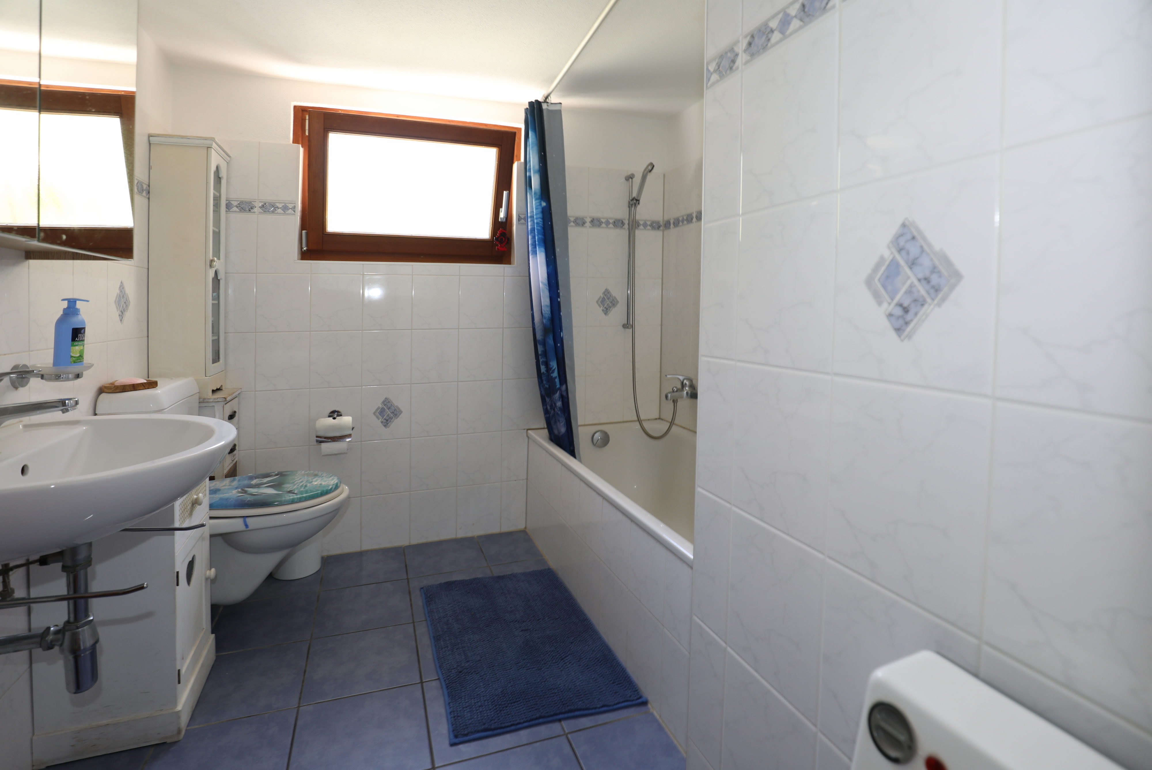 Badezimmer mit Badewanne und WC