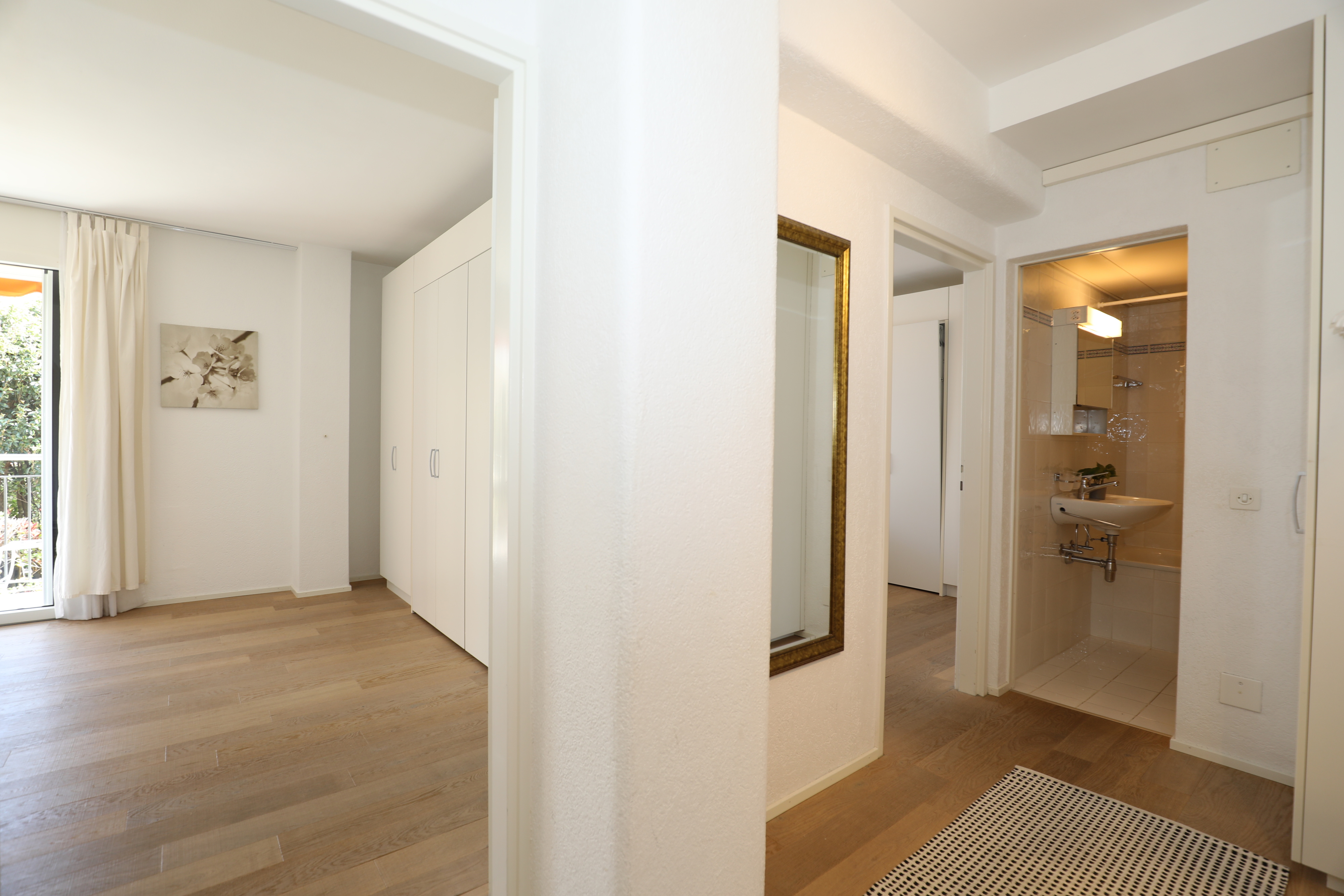 Heller Flur mit angeschlossenem Schlafzimmer und Bad