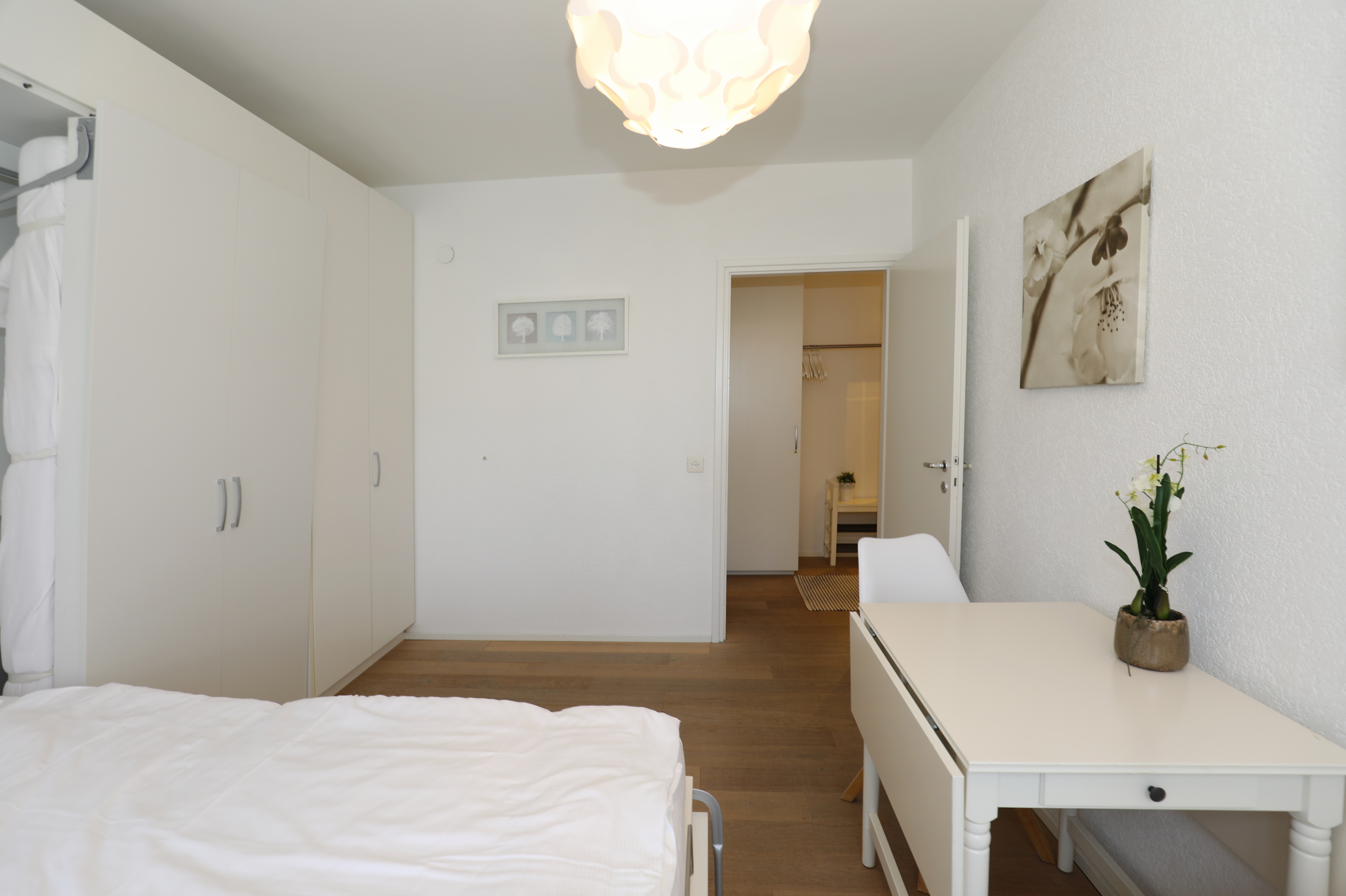 Helles Schlafzimmer mit weißer Einrichtung